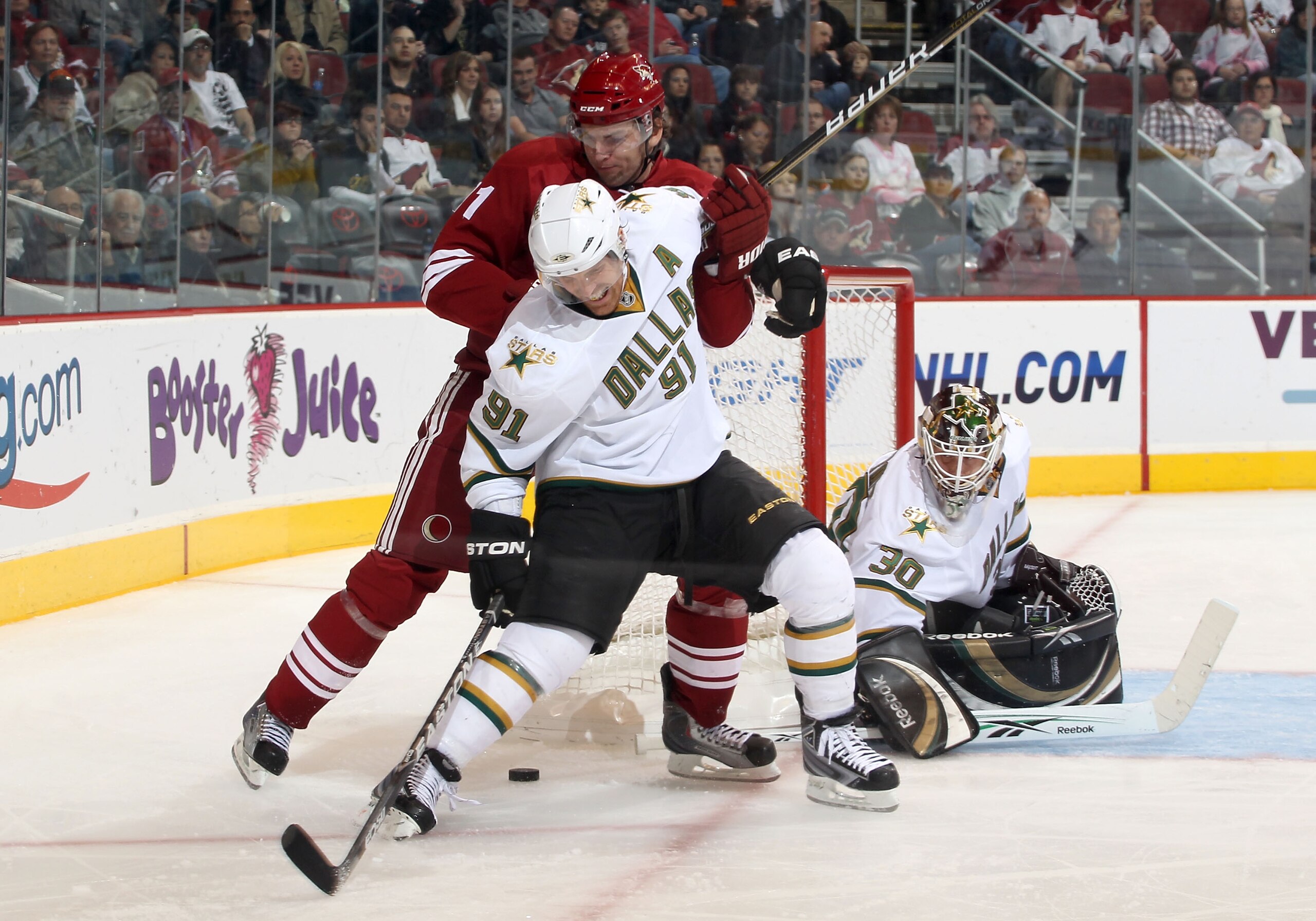 GLENDALE, AZ - DECEMBER 11:  Brad Richards #91 of the Dallas Stars battles for a loose puck with Martin Hanzal #11 of the Phoenix Coyotes during the NHL game at Jobing.com Arena on December 11, 2010 in Glendale, Arizona.  (Photo by Christian Petersen/Gett