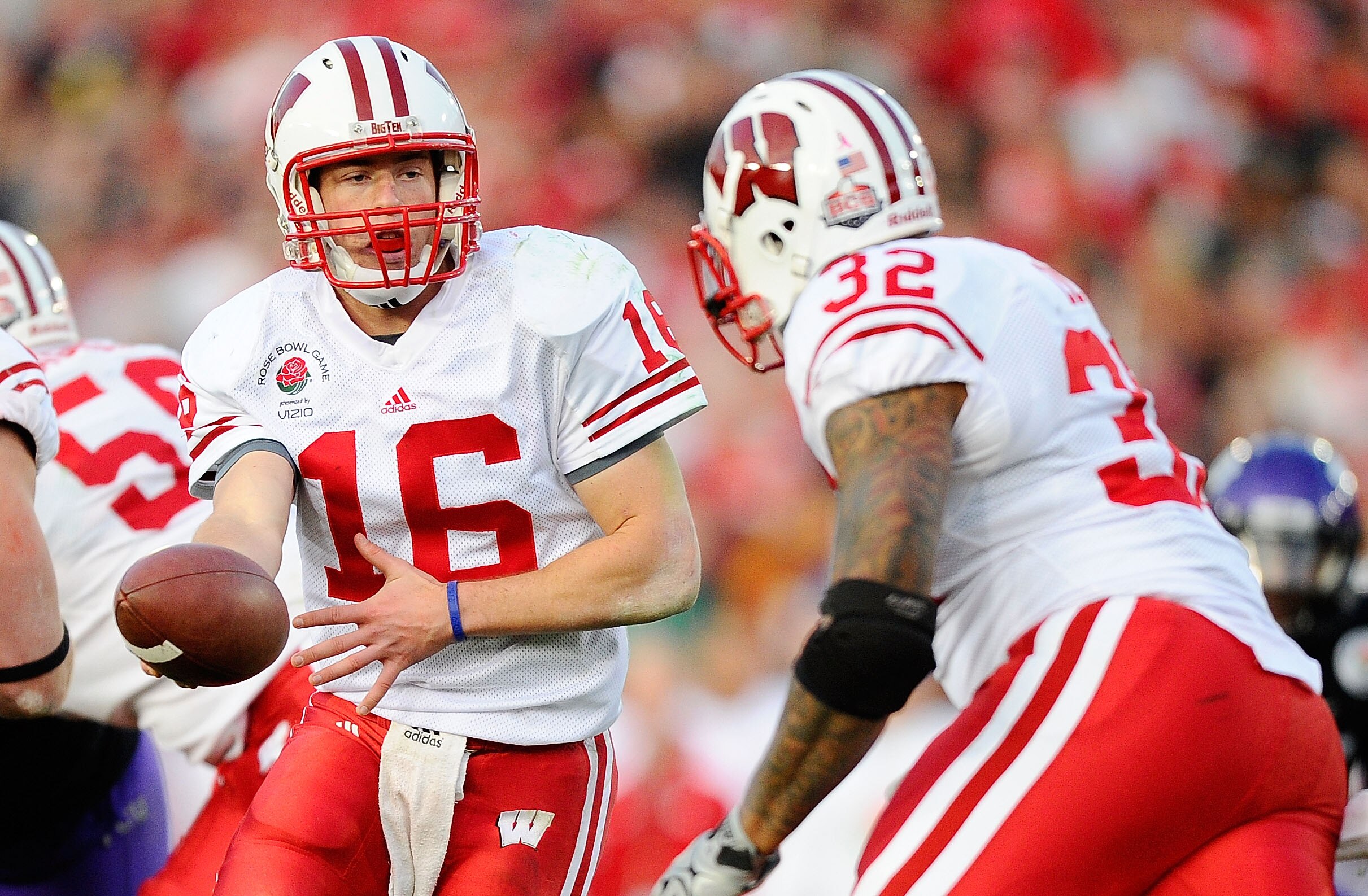 PASADENA, CA - JANUARY 01:  Quarterback Scott Tolzien #16 of the Wisconsin Badgers looks to hand the ball off to running back John Clay #32 against the TCU Horned Frogs in the 97th Rose Bowl game on January 1, 2011 in Pasadena, California.  (Photo by Jeff