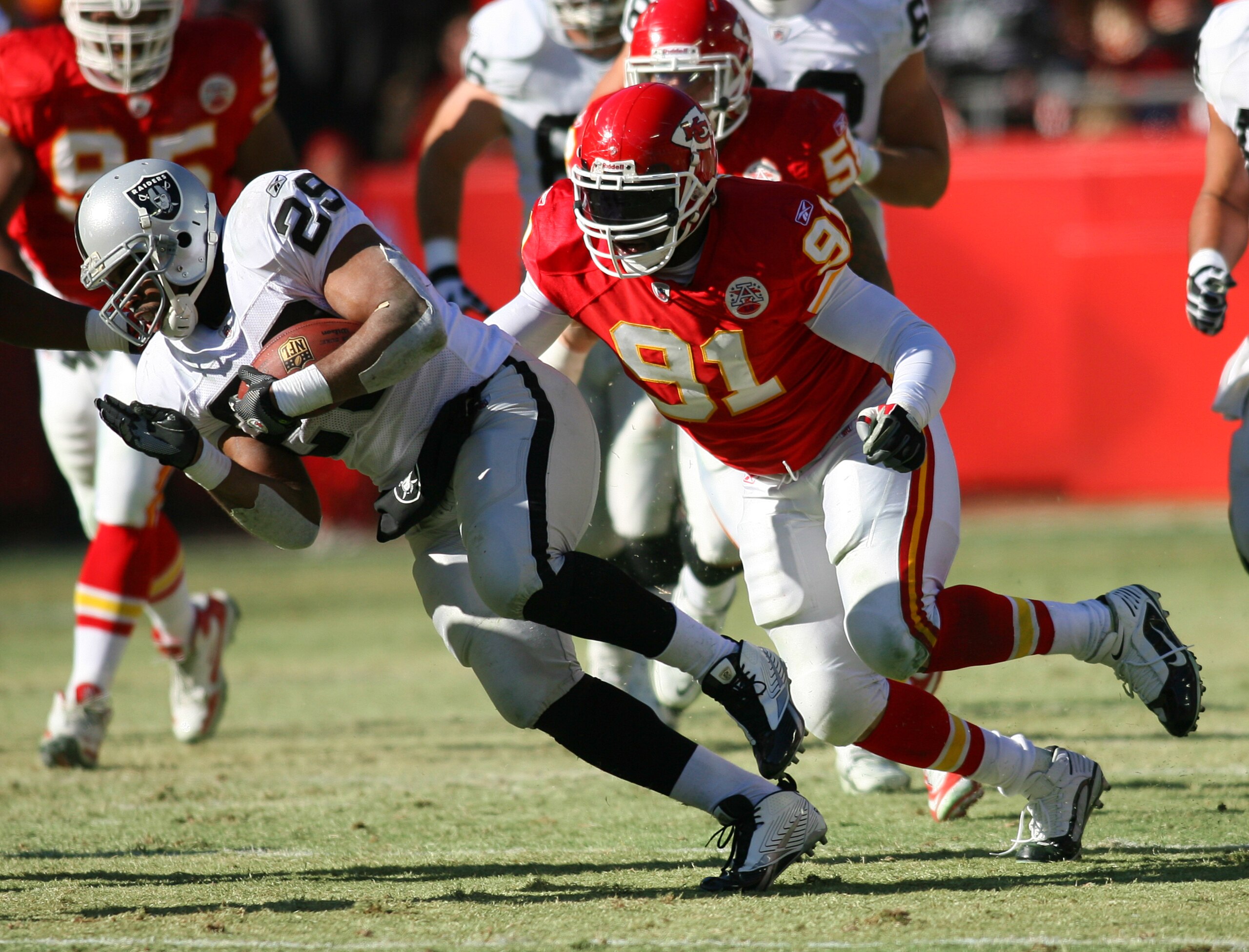 KANSAS CITY, MO - JANUARY 02:  Running back Michael Bush #29 of the Oakland Raiders runs down field in a game against the Kansas City Chiefs at Arrowhead Stadium on January 2, 2011 in Kansas City, Missouri.  (Photo by Tim Umphrey/Getty Images)