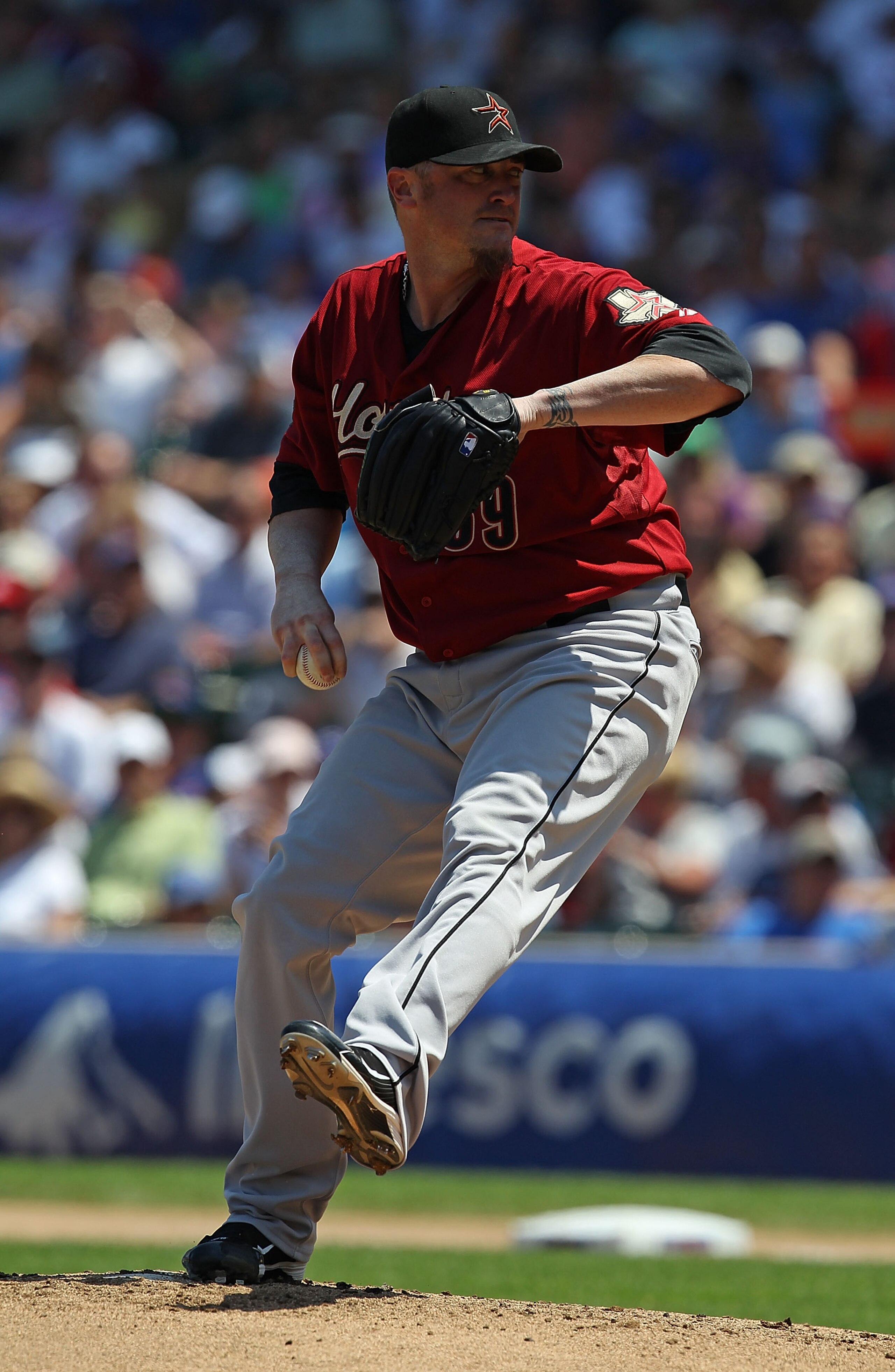 CHICAGO - JULY 21: Starting pitcher Brett Myers #39 of the Houston Astros delivers the ball against the Chicago Cubs at Wrigley Field on July 21, 2010 in Chicago, Illinois. (Photo by Jonathan Daniel/Getty Images)