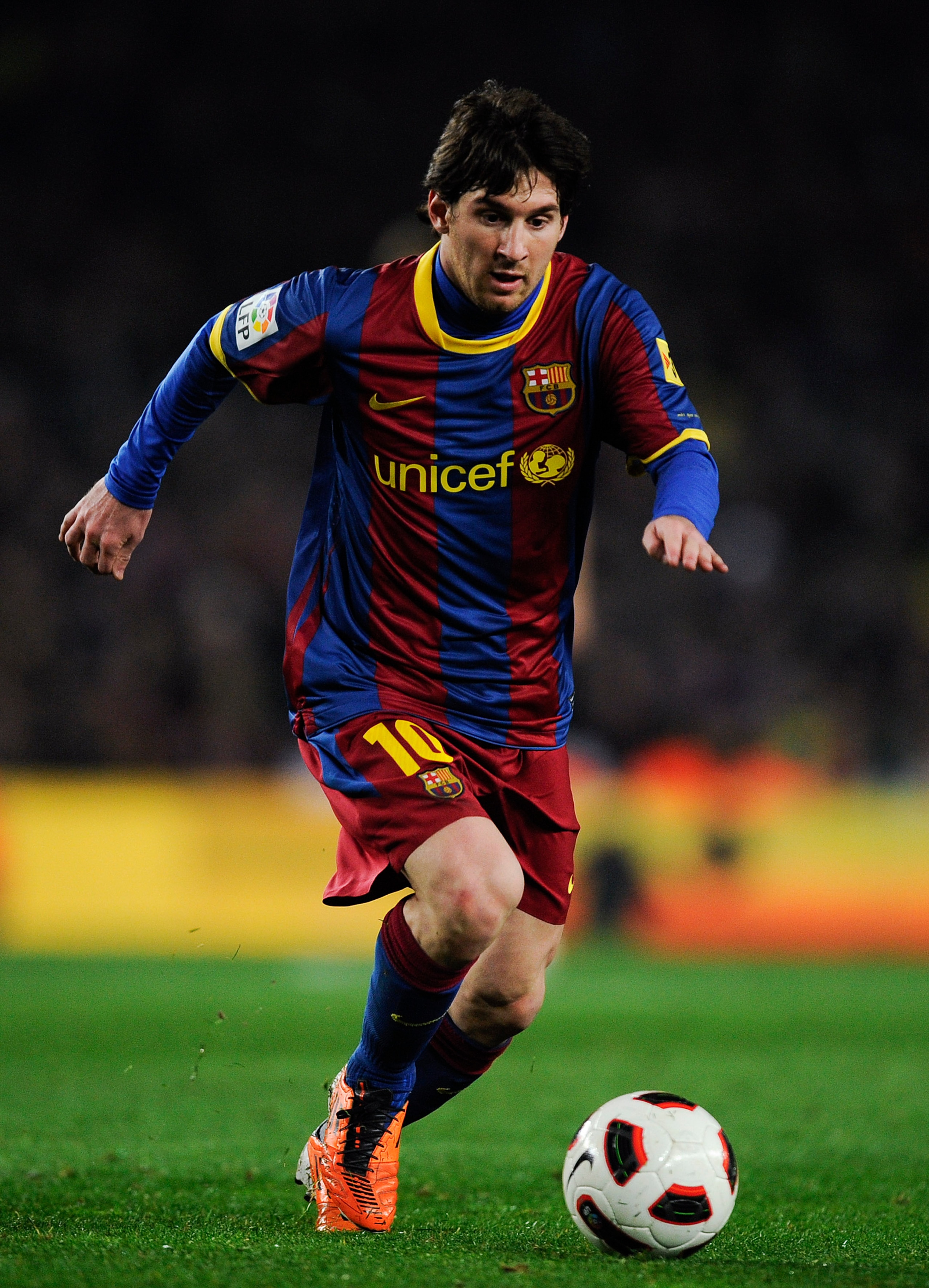 BARCELONA, SPAIN - FEBRUARY 20:  Lionel Messi of FC Barcelona runs with the ball during the La Liga match between FC Barcelona and Athletic Bilbao at Camp Nou on February 20, 2011 in Barcelona, Spain. Barcelona won 2-1.  (Photo by David Ramos/Getty Images