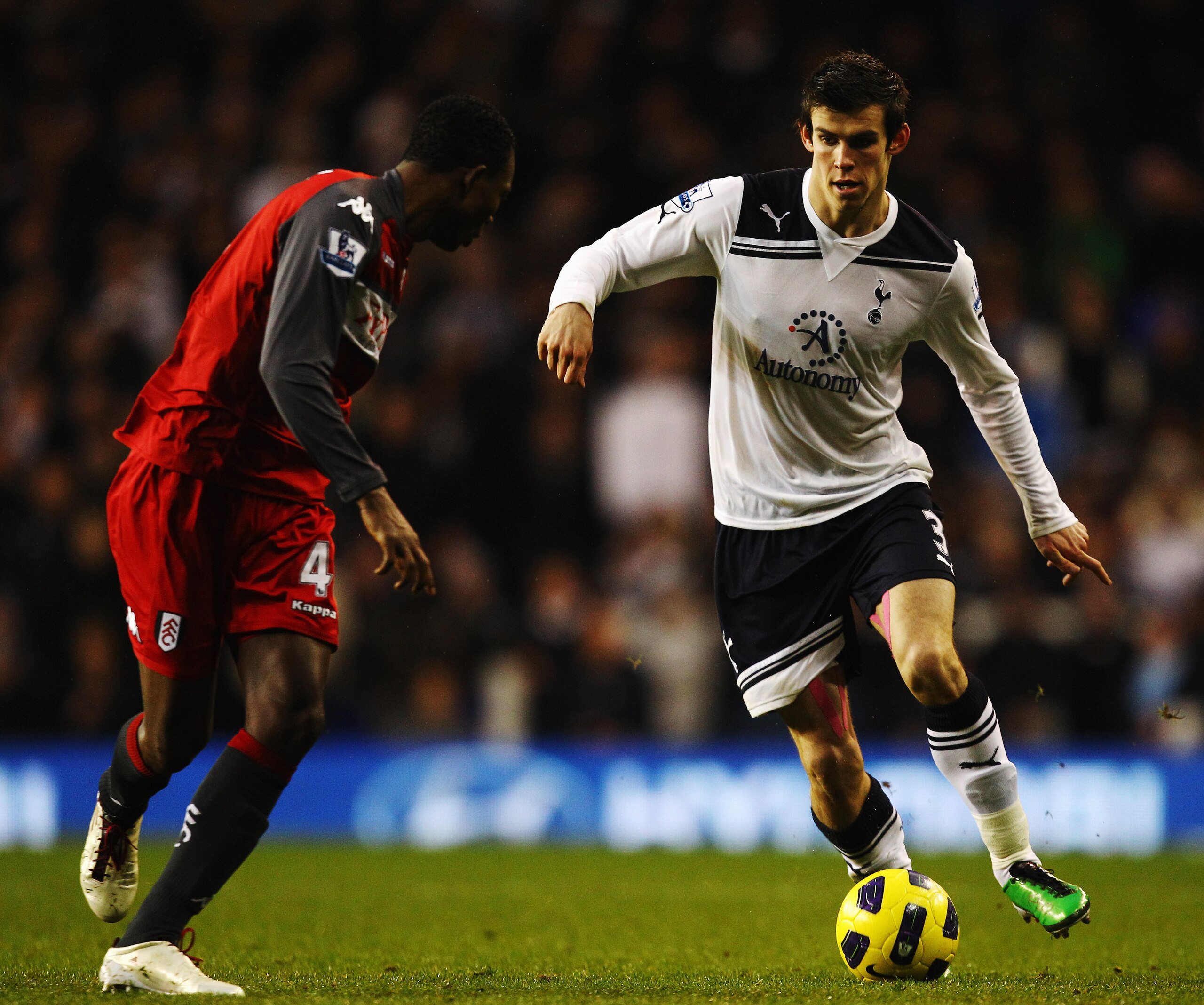 LONDON, UNITED KINGDOM - JANUARY 01:  Gareth Bale (R) of Tottenham Hotspur attacks the Fulham defence during the Barclays Premier League match between Tottenham Hotspur and Fulham at White Hart Lane on January 1, 2011 in London, England.  (Photo by Richar