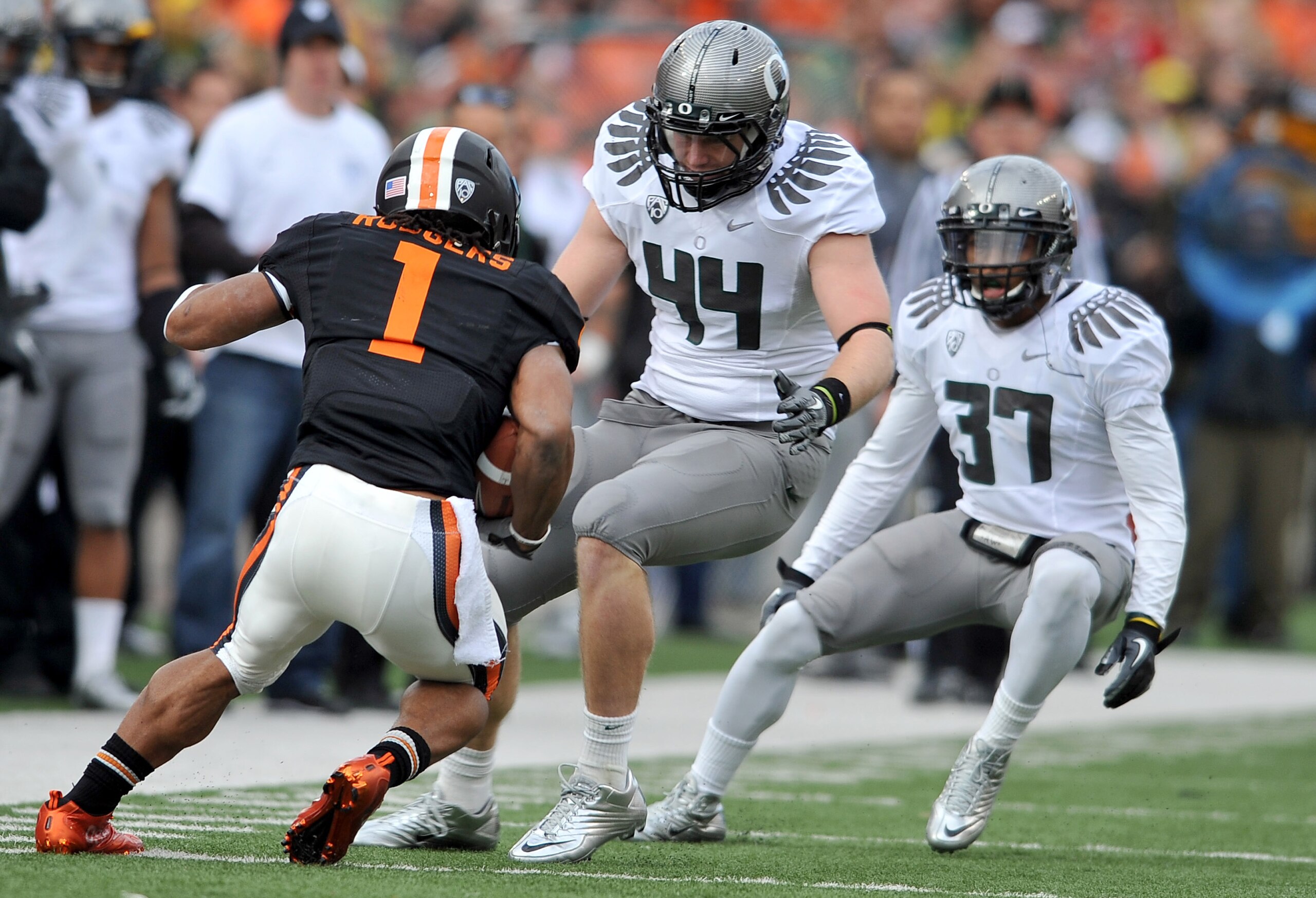 CORVALLIS, OR - DECEMBER 4: Brandon Hanna #44 and Talmadge Jackson III #37 of the Oregon Ducks close in on Jacquizz Rodgers #1 of the Oregon State Beavers in the second quarter of the game at Reser Stadium on December 4, 2010 in Corvallis, Oregon. The Duc