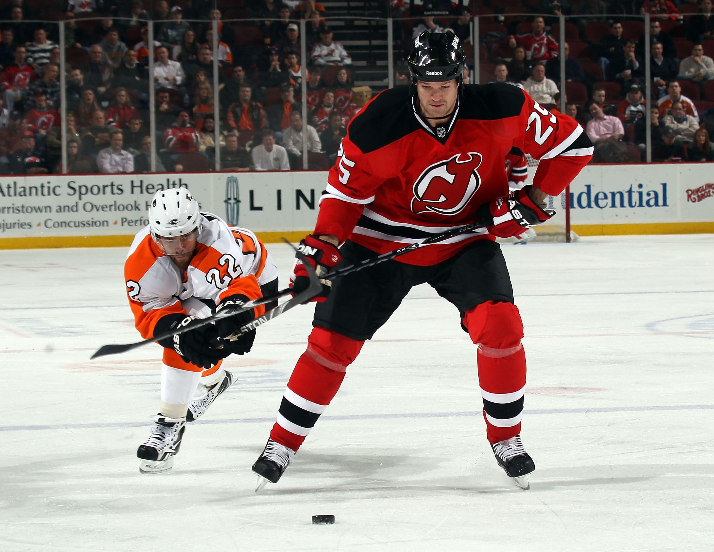 NEWARK, NJ - JANUARY 06: Jason Arnott #25 of the New Jersey Devils skates against Ville Leino #22 of the Philadelphia Flyers at the Prudential Center on January 6, 2011 in Newark, New Jersey.  (Photo by Bruce Bennett/Getty Images)