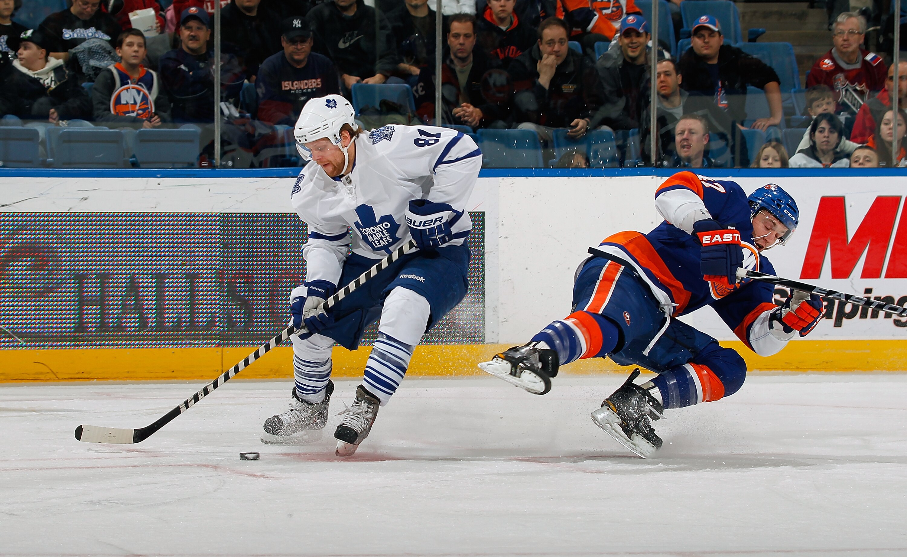 UNIONDALE, NY - FEBRUARY 08:  Phil Kessel #81 of the Toronto Maple Leafs skates with the puck against the New York Islanders on February 8, 2011 at Nassau Colsium in Uniondale, New York.  (Photo by Lou Capozzola/Getty Images)