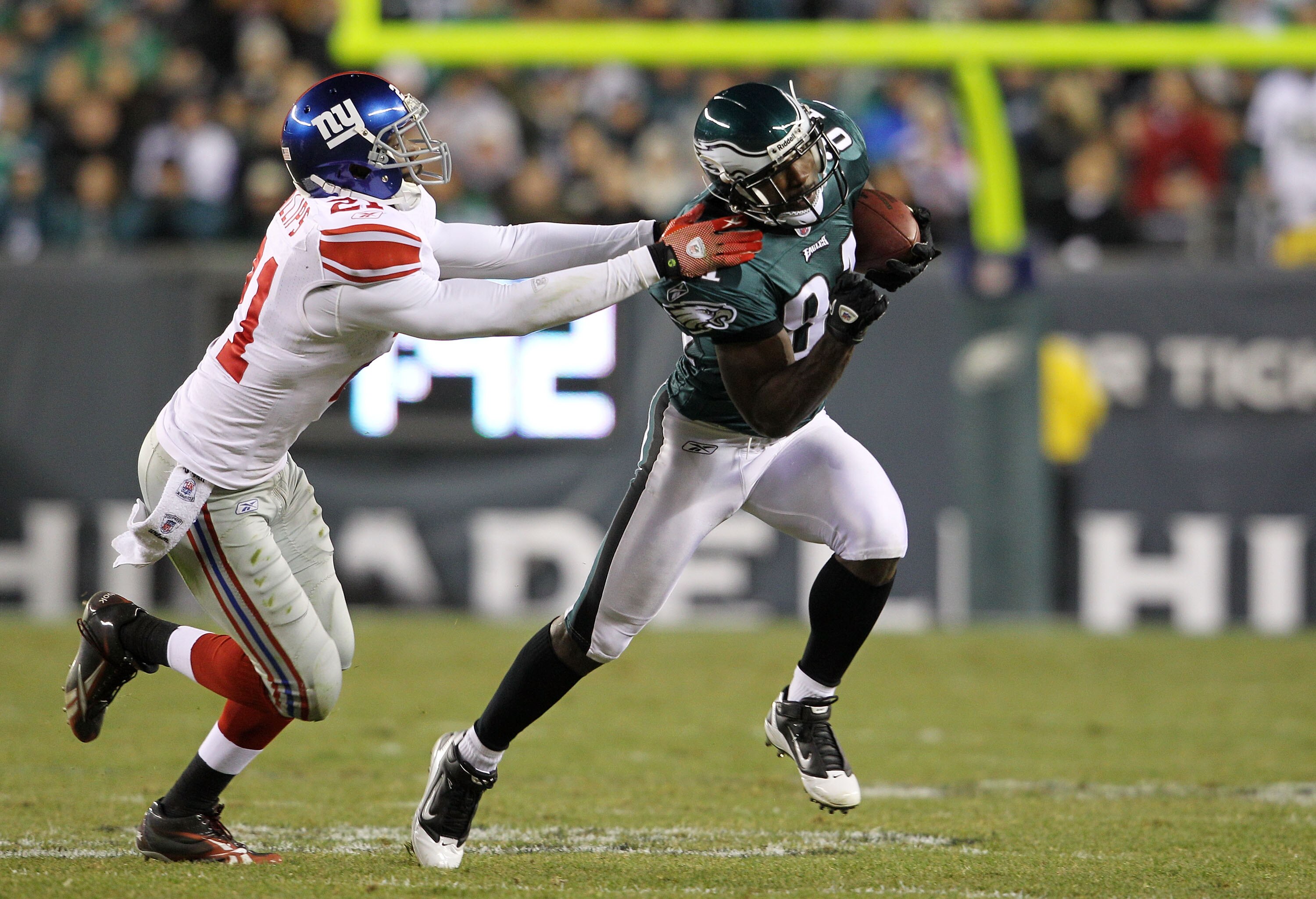 PHILADELPHIA, PA - NOVEMBER 21: Jason Avant #81 of the Philadelphia Eagles runs down field against Kenny Phillips #21 of the New York Giants at Lincoln Financial Field on November 21, 2010 in Philadelphia, Pennsylvania.  (Photo by Michael Heiman/Getty Ima