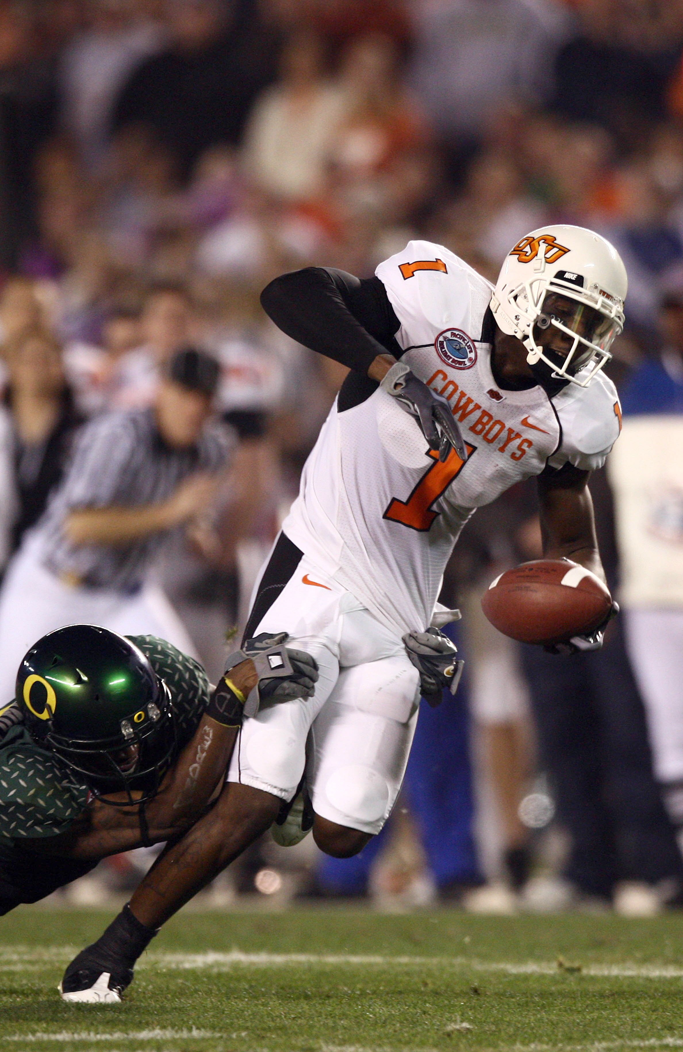 SAN DIEGO, CA - DECEMBER 30:   Wide Receiver Dez Bryant  #1 of the Oklahoma State University Cowboys catches the ball and runs in for a touchdown against the University of Oregon Ducks during the Pacific Life Holiday Bowl at Qualcomm Stadium on December 3