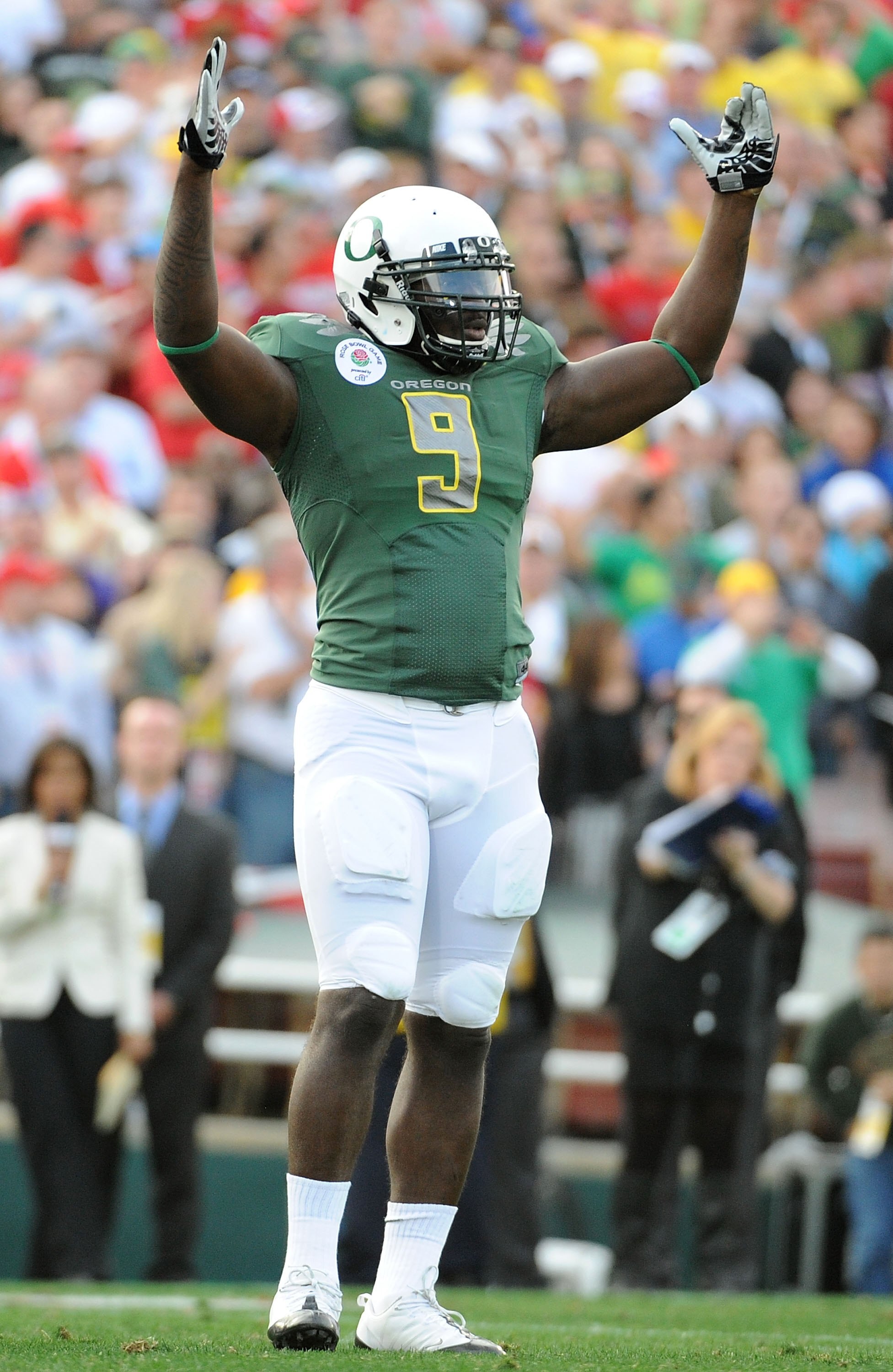 PASADENA, CA - JANUARY 01:  Running back LeGarrette Blount #9 of the Oregon Ducks celebrates his touchdown against the Ohio State Buckeyes at the 96th Rose Bowl game on January 1, 2010 in Pasadena, California.  (Photo by Harry How/Getty Images)