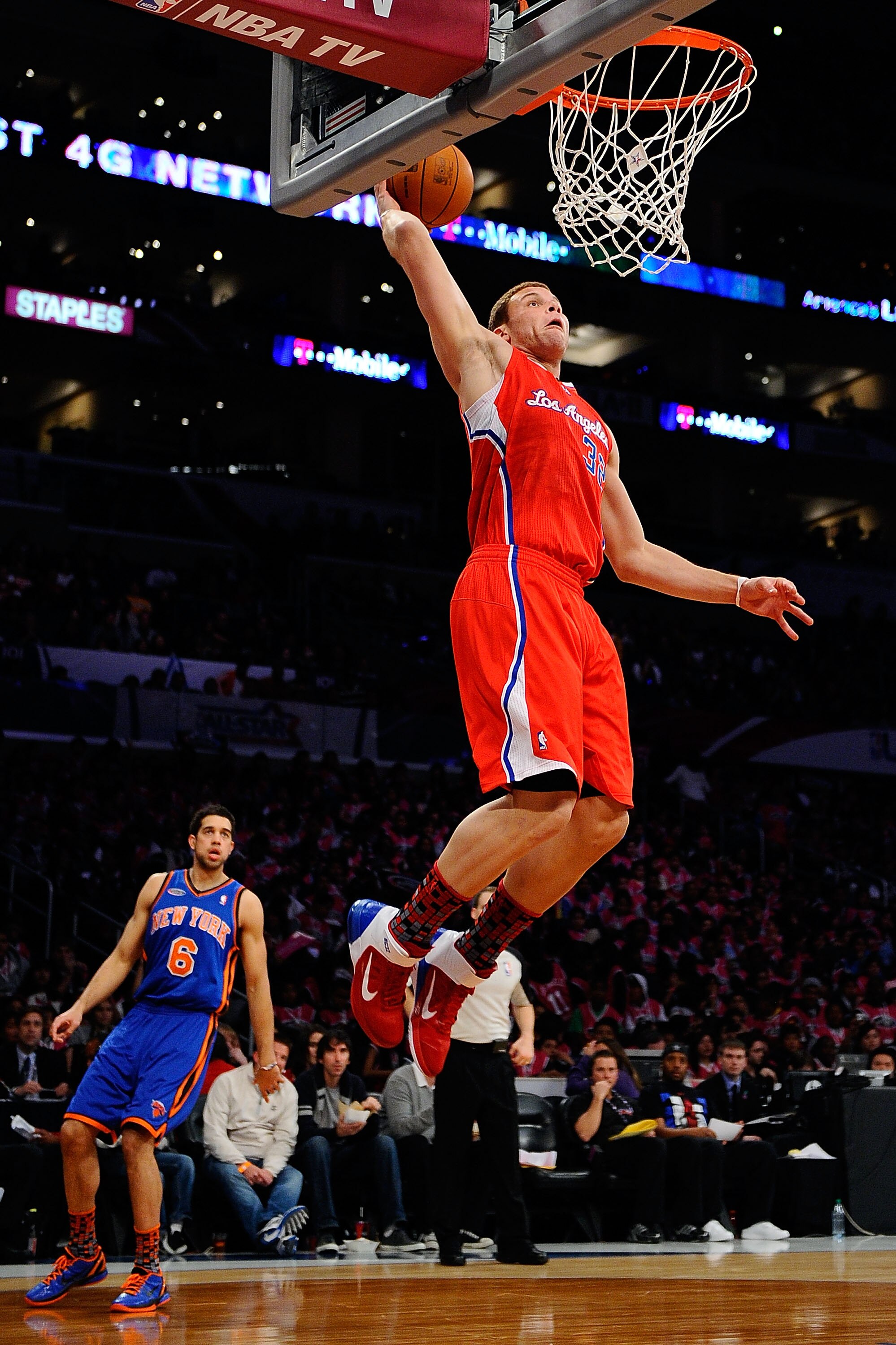 LOS ANGELES, CA - FEBRUARY 18:  Blake Griffin #32 of the Los Angeles Clippers and the Rookie Team dunks the ball in the first half against the Sophomore Team during the T-Mobile Rookie Challenge and Youth Jam at Staples Center on February 18, 2011 in Los