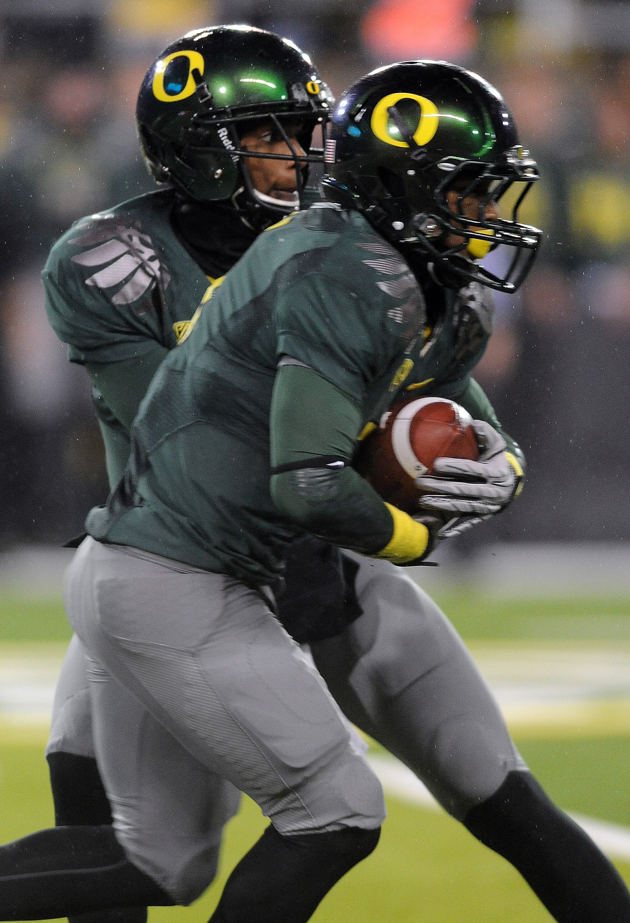 EUGENE, OR - NOVEMBER 26: Quarterback Darron Thomas #1 hands the ball off to running back LaMichael James #21 of the Oregon Ducks in the third quarter of the game against the Arizona Wildcats at Autzen Stadium on November 26, 2010 in Eugene, Oregon. The D