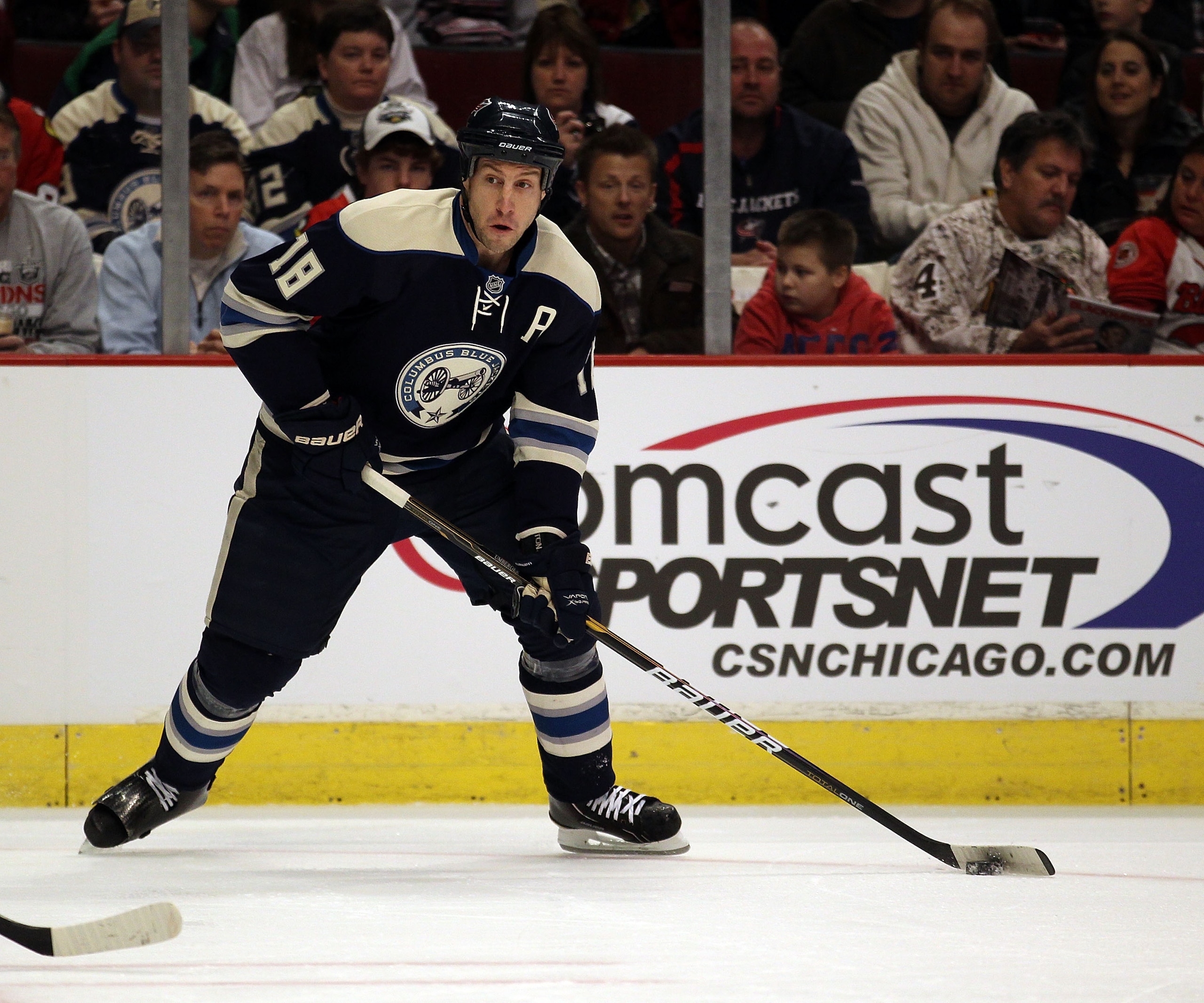 CHICAGO, IL - FEBRUARY 18: R.J. Umberger #18 of the Columbus Blue Jackets looks to pass against the Chicago Blackhawks at the United Center on February 18, 2011 in Chicago, Illinois. The Blue Jackets defeated the Blackhawks 4-3. (Photo by Jonathan Daniel/