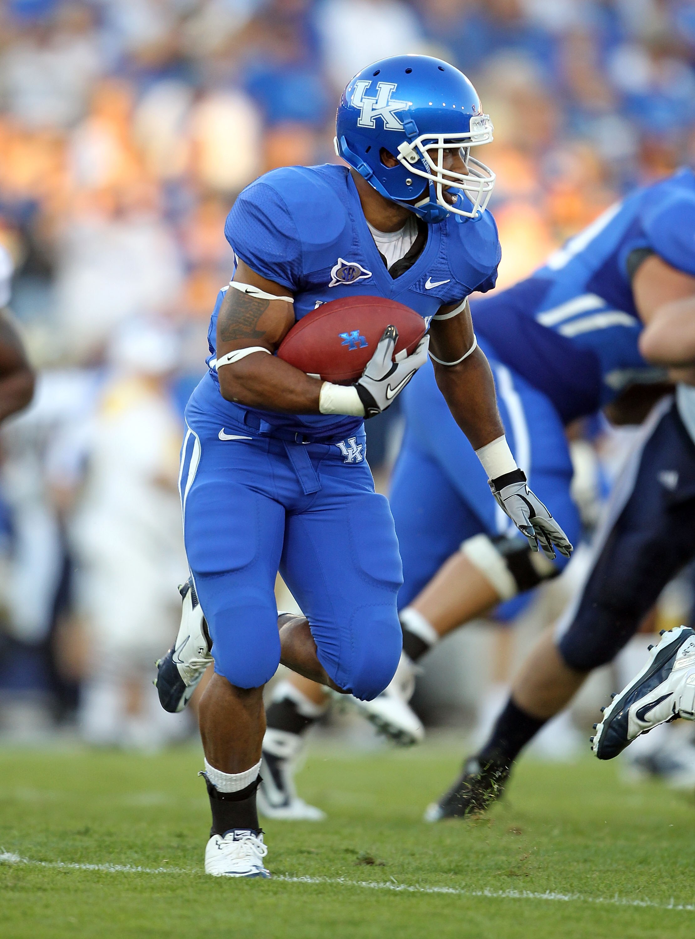 LEXINGTON, KY - SEPTEMBER 18:  Derrick Locke #20 of the Kentucky Wildcats runs with the ball during the game against the Akron Zips at Commonwealth Stadium on September 18, 2010 in Lexington, Kentucky.  (Photo by Andy Lyons/Getty Images)