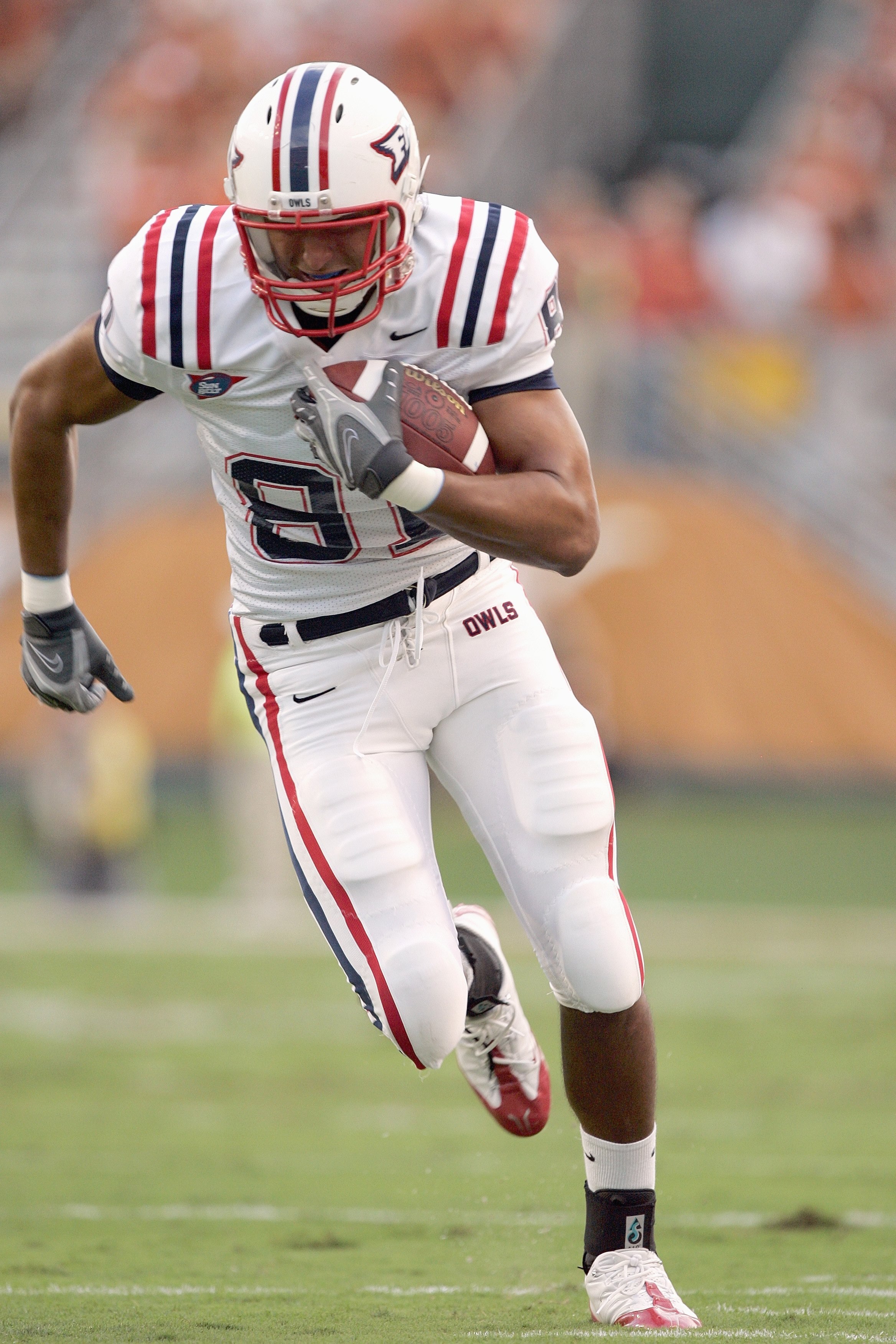 AUSTIN, TX - AUGUST 30:  Rob Housler #81 of the Florida Atlantic Owls carries the ball during the game against the Texas Longhorns on August 30, 2007 at Darrell K Royal-Texas Memorial Stadium in Austin, Texas.  Texas won 52-10. (Photo by Brian Bahr/Getty