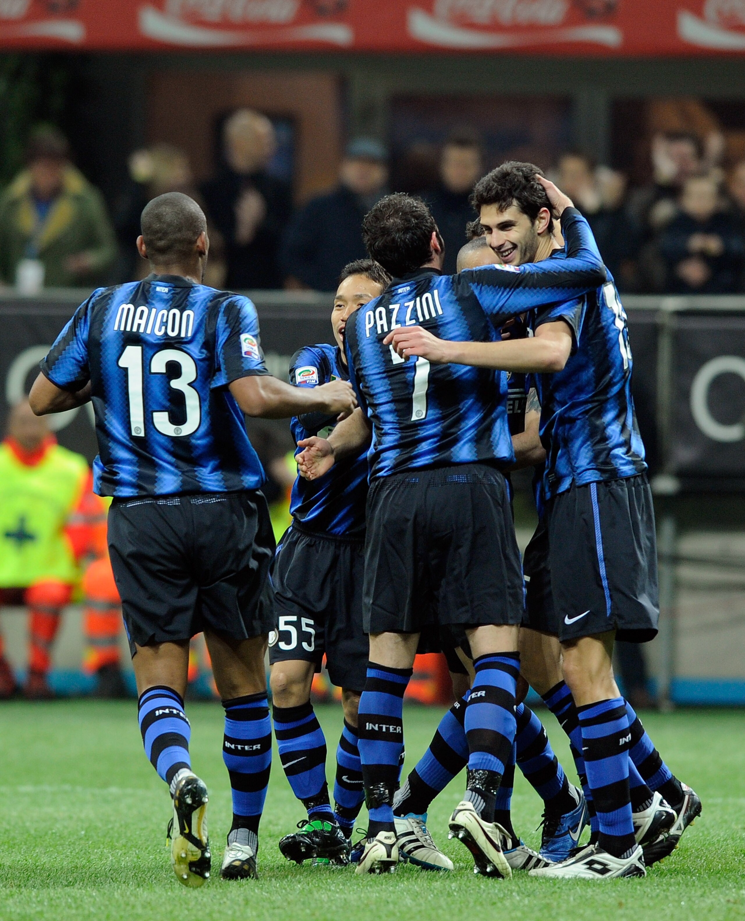 MILAN, ITALY - FEBRUARY 19:  FC Internazionale Milano players celebrate the first goal during the Serie A match between FC Internazionale Milano and Cagliari Calcio at Stadio Giuseppe Meazza on February 19, 2011 in Milan, Italy.  (Photo by Claudio Villa/G