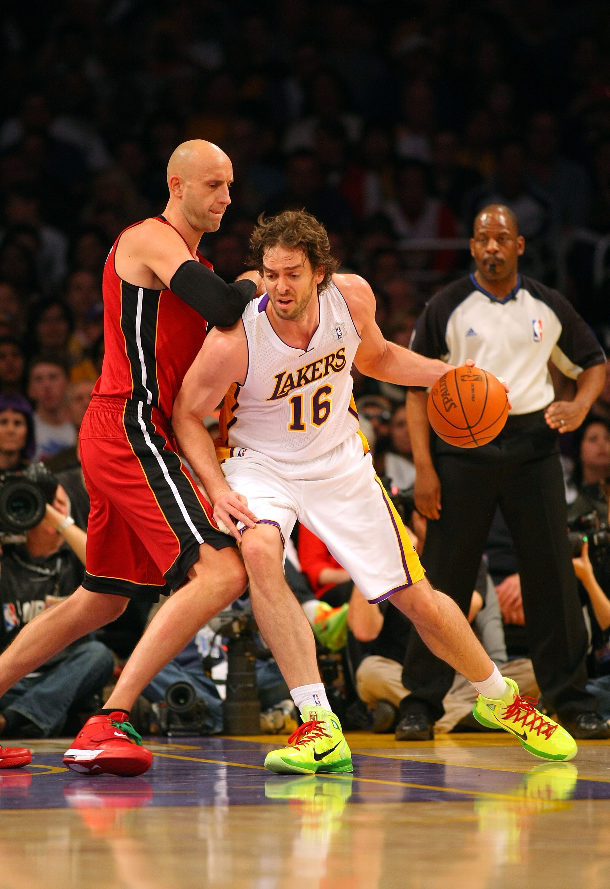 LOS ANGELES, CA - DECEMBER 25:  Pau Gasol #16 of the Los Angeles Lakers dribbles to the basket against Zydrunas Ilgauskas #11 of the Miami Heat during the NBA game at Staples Center on December 25, 2010 in Los Angeles, California. The Heat defeated the La