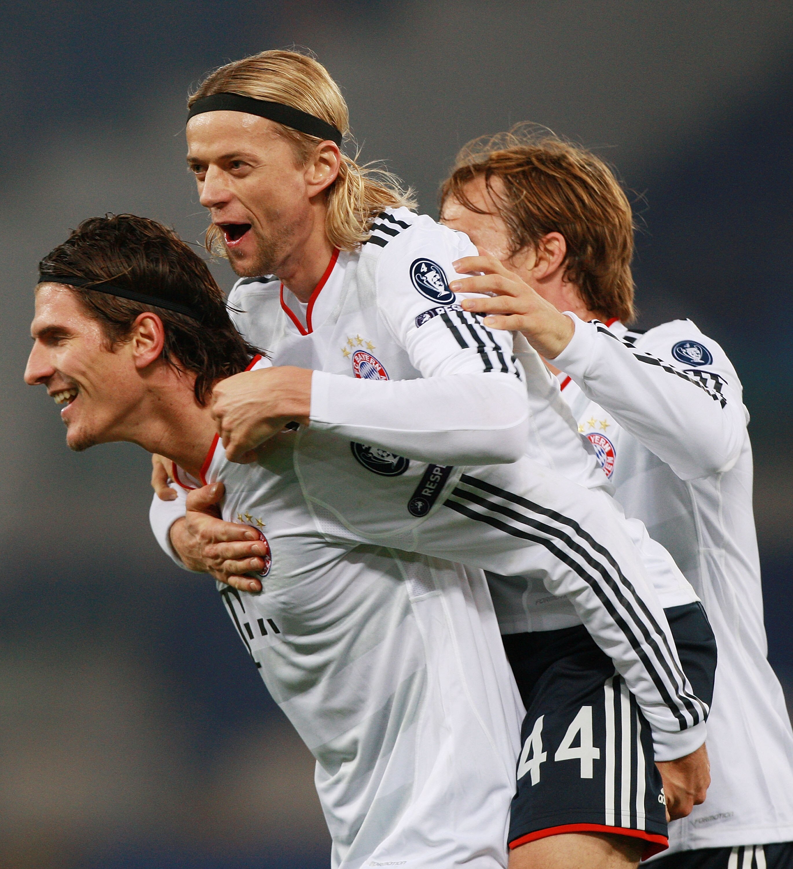 ROME - NOVEMBER 23:  Mario Gomez (L) with his teammate Anatoliy Tymoshchuk #44 and Andreas Ottl (R) of FC Bayern Muenchen celebrates after scoring the second goal during the UEFA Champions League Group E match between AS Roma and FC Bayern Muenchen at Sta