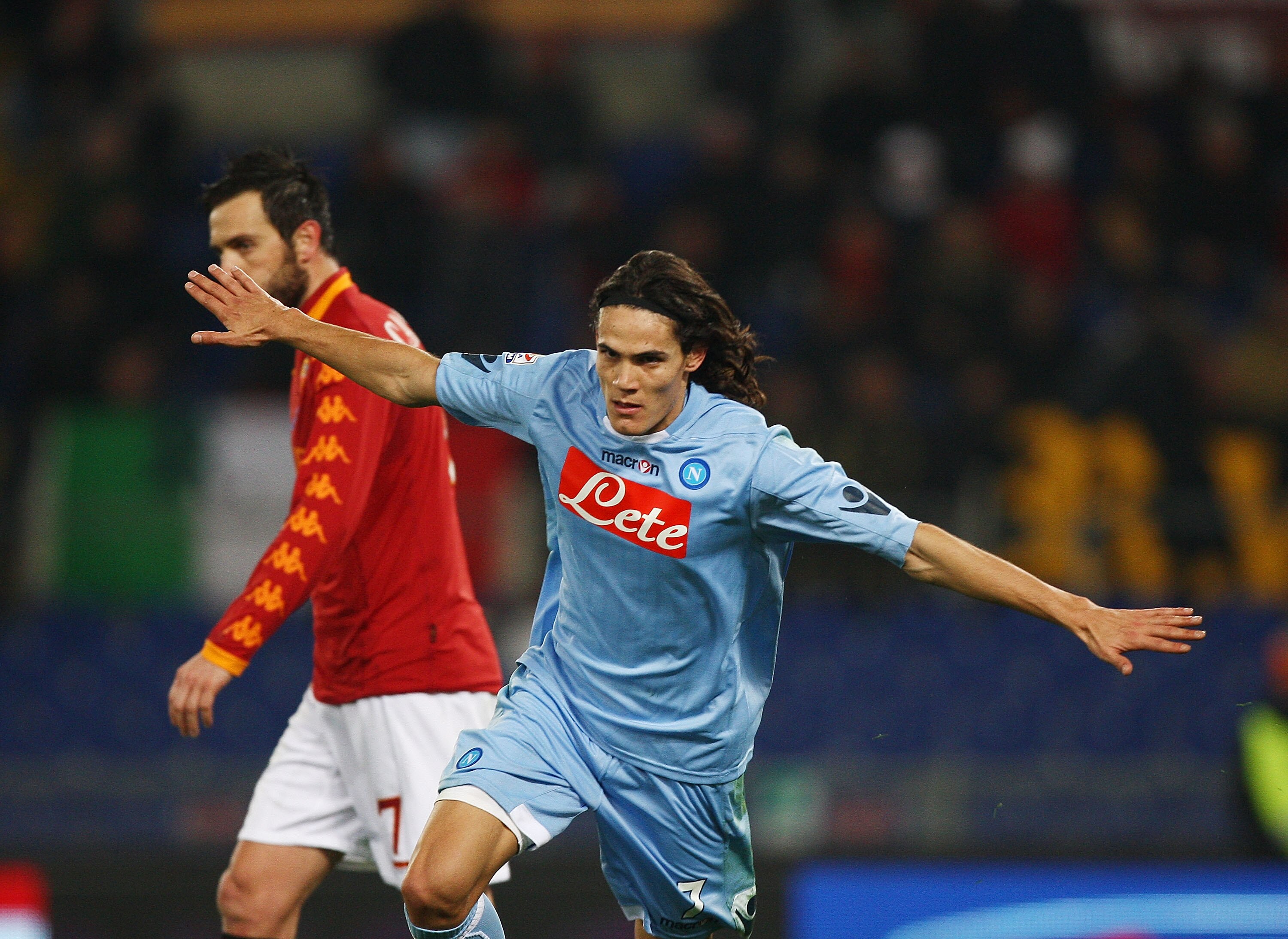 ROME, ITALY - FEBRUARY 12:  Edinson Cavani of SSC Napoli celebrates after scoring the his second goal during the Serie A match between AS Roma and SSC Napoli at Stadio Olimpico on February 12, 2011 in Rome, Italy.  (Photo by Paolo Bruno/Getty Images)