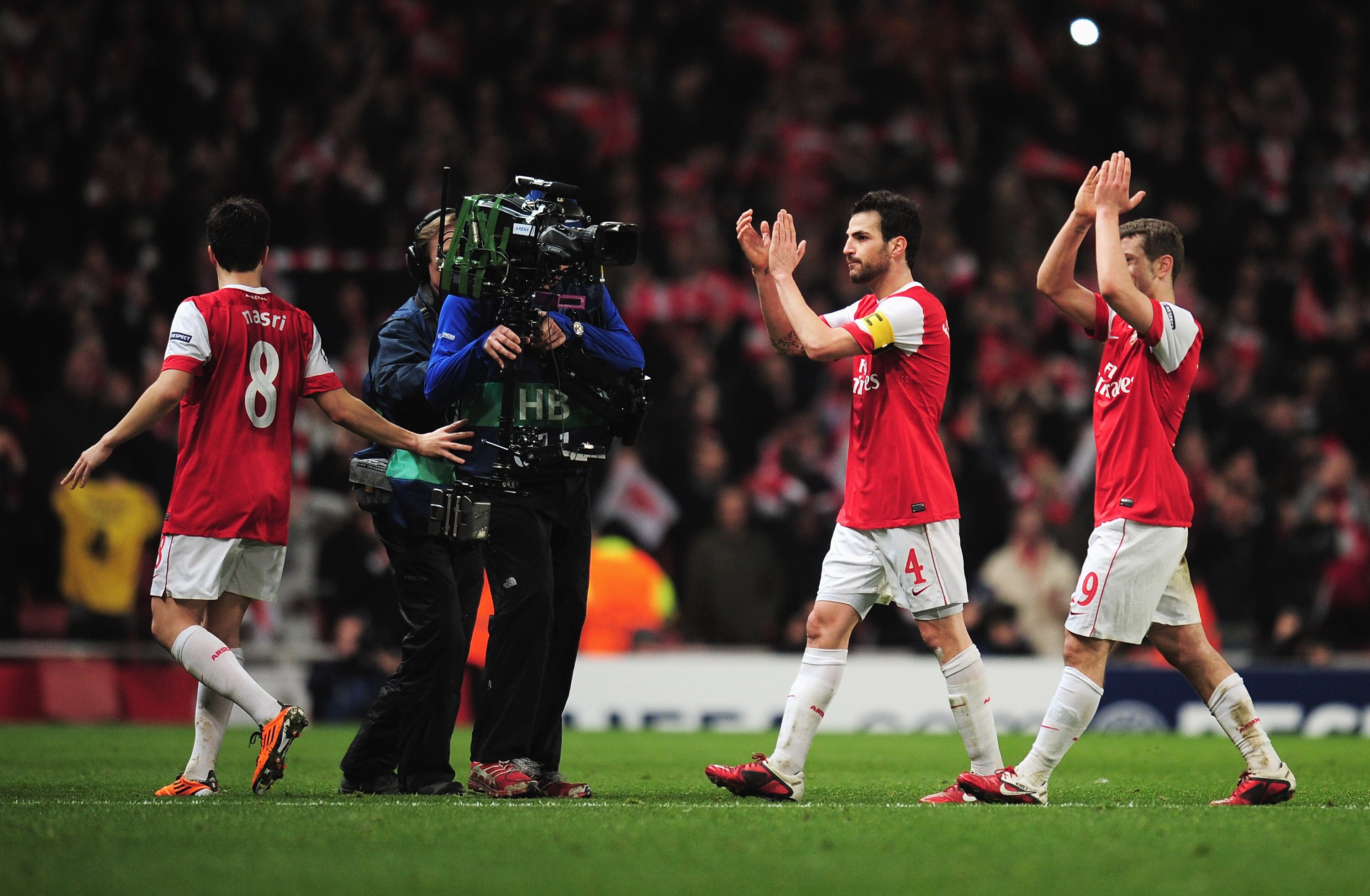 LONDON, ENGLAND - FEBRUARY 16:  Cesc Fabregas (2ndR) of Arsenal applauds the fans after the UEFA Champions League round of 16 first leg match between Arsenal and Barcelona at the Emirates Stadium on February 16, 2011 in London, England.  (Photo by Shaun B