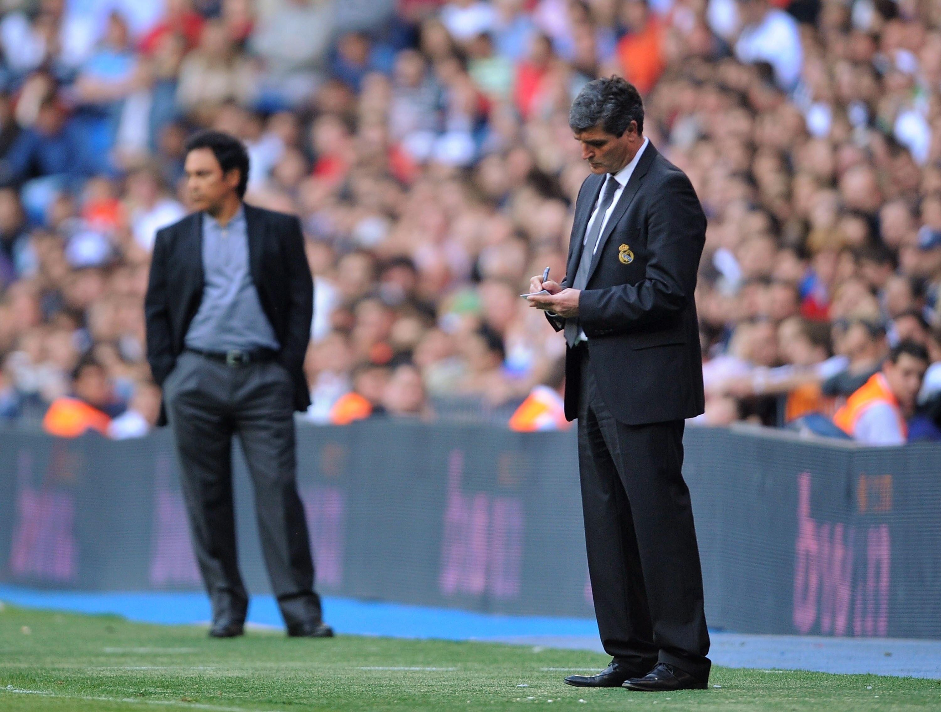 MADRID, SPAIN - MARCH 22:  Real Madrid manager Juande Ramos takes notes during the La Liga match between Real Madrid and UD Almeria at the Santiago Bernabeu stadium on March 22, 2009 in Madrid, Spain.  (Photo by Denis Doyle/Getty Images)