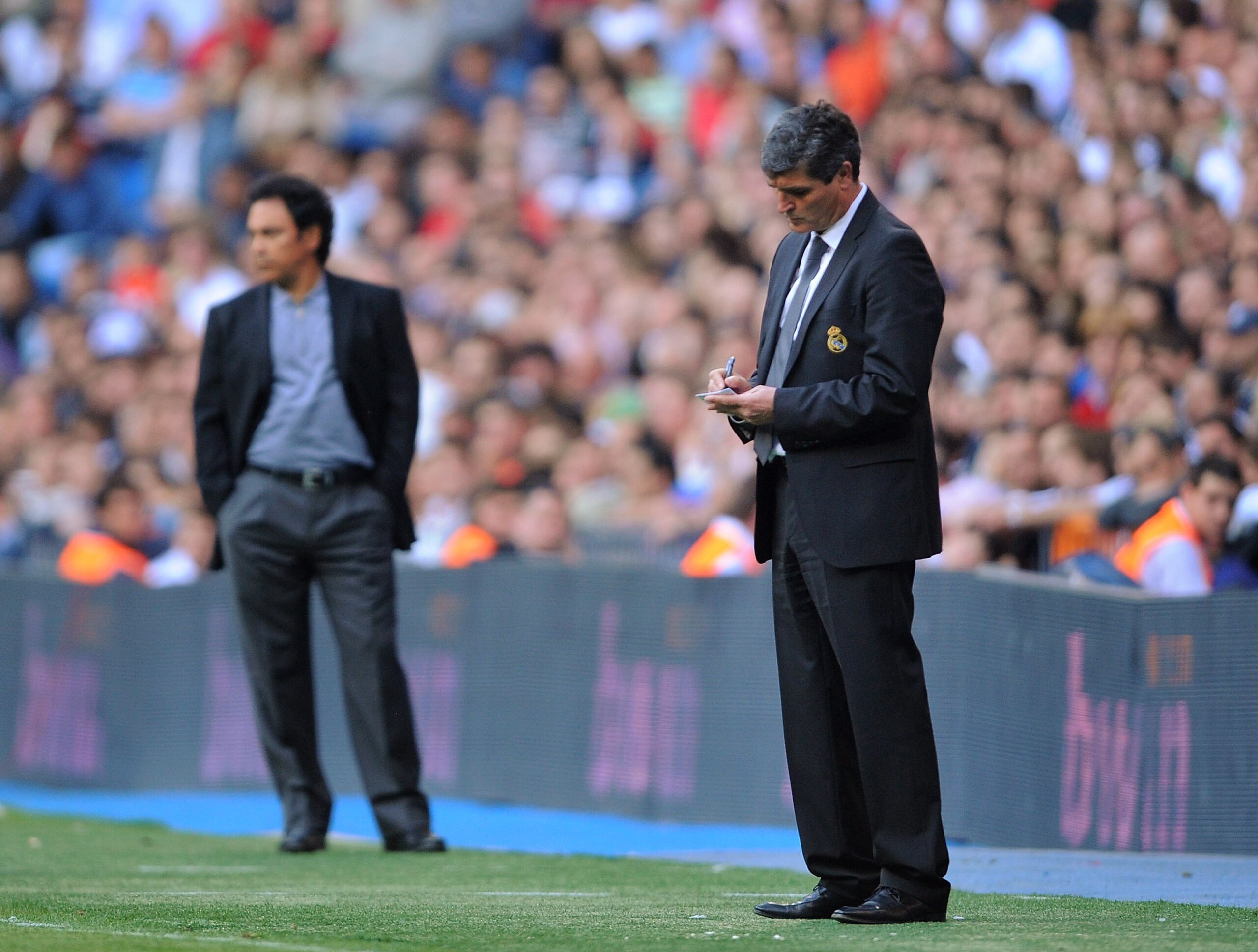 MADRID, SPAIN - MARCH 22:  Real Madrid manager Juande Ramos takes notes during the La Liga match between Real Madrid and UD Almeria at the Santiago Bernabeu stadium on March 22, 2009 in Madrid, Spain.  (Photo by Denis Doyle/Getty Images)