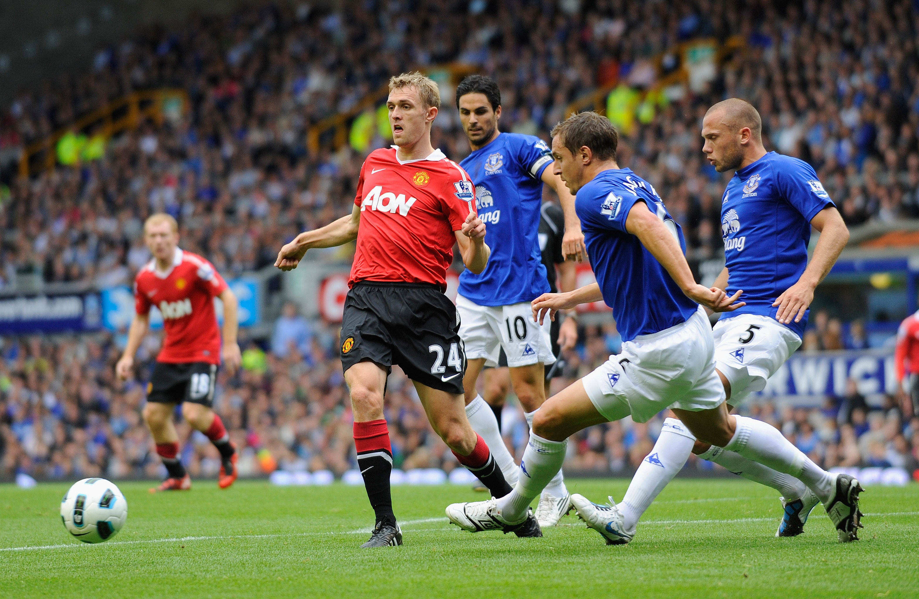 LIVERPOOL, ENGLAND - SEPTEMBER 11: Darren Fletcher (L) of Manchester United is pressured by (L-R) Mikel Arteta, Phil Jagielka and John Heitinga of Everton during the Barclays Premier League match between Everton and Manchester United at Goodison Park on S