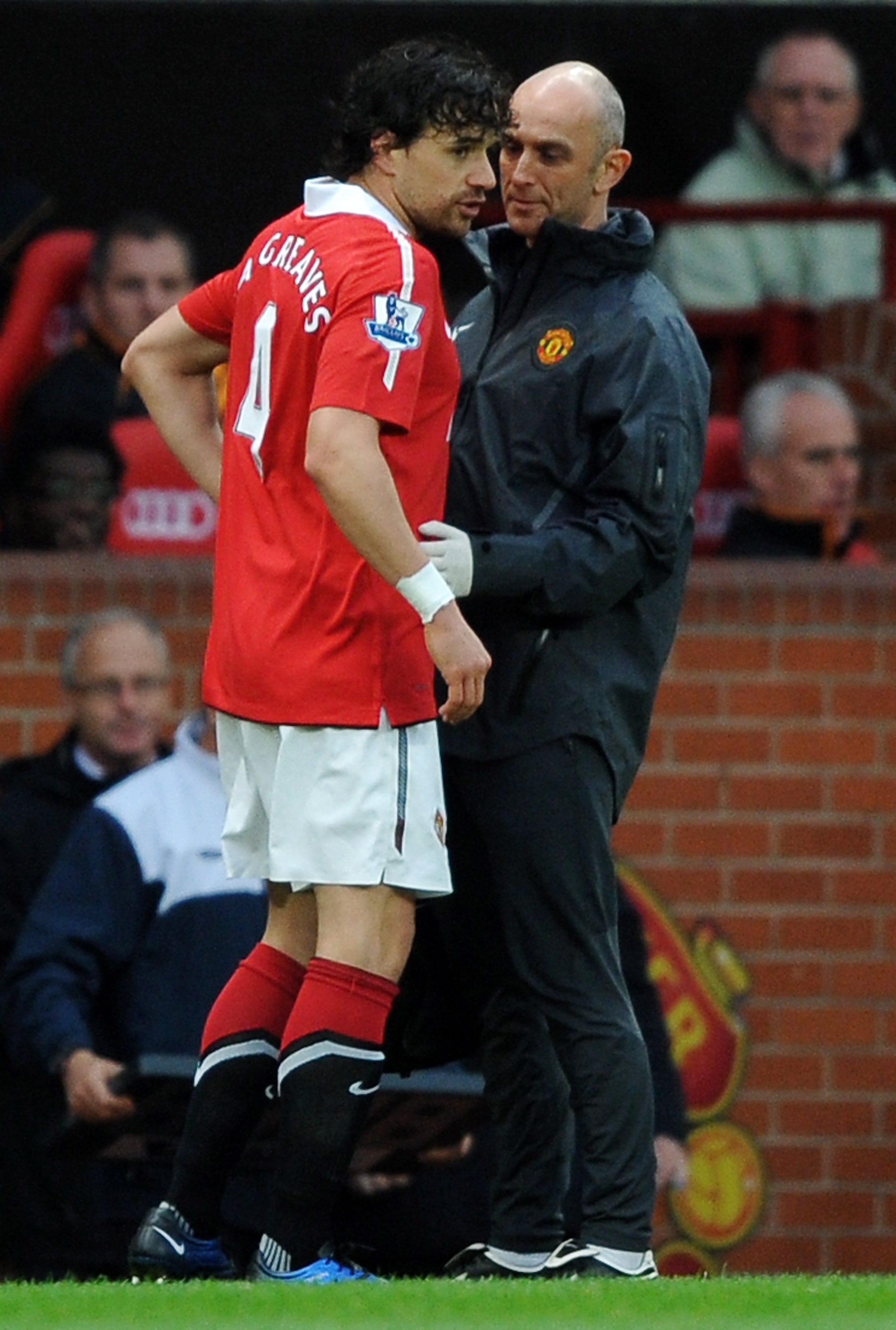 MANCHESTER, ENGLAND - NOVEMBER 06:  Owen Hargreaves of Manchester United consults with the  team physio prior to leaving the pitch with an injury during the Barclays Premier League match between Manchester United and Wolverhampton Wanderers at Old Traffor