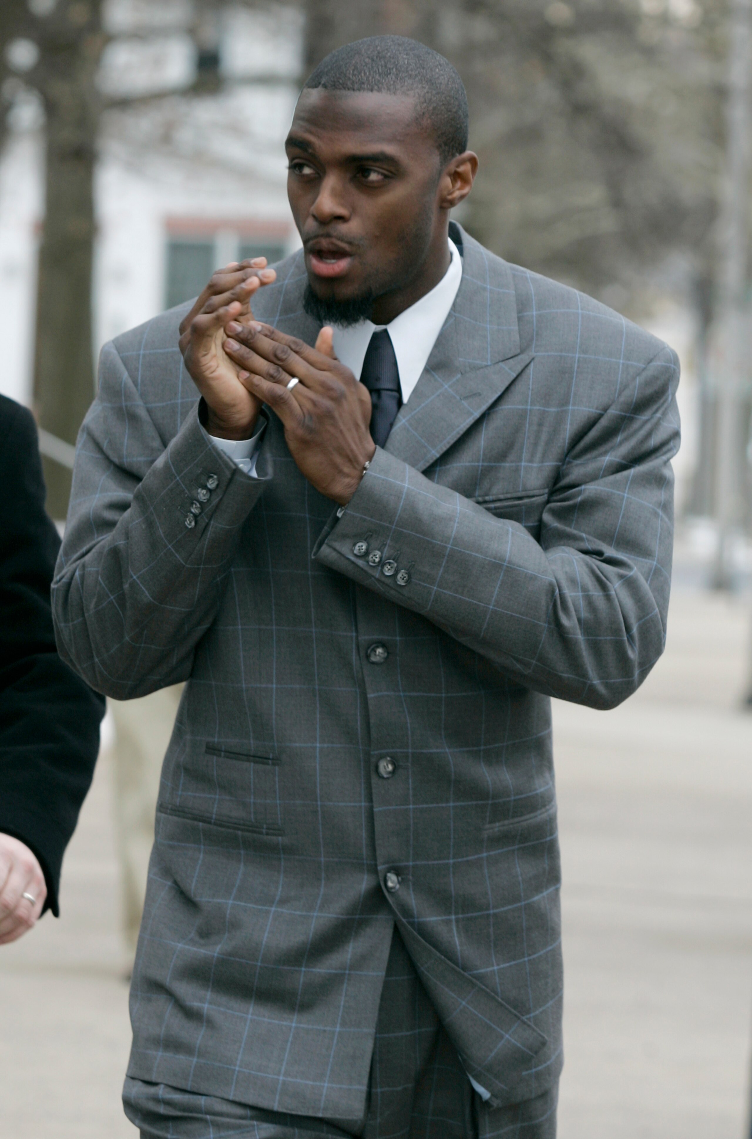 LEBANON - JANUARY 14: New York Giants wide receiver Plaxico Burress warms his hands as he arrives at the Lebanon County Courthouse January 14, 2009 in Lebanon, Pa.  Burress is scheduled to appear in a civil trial in a dispute with an automobile dealer ove