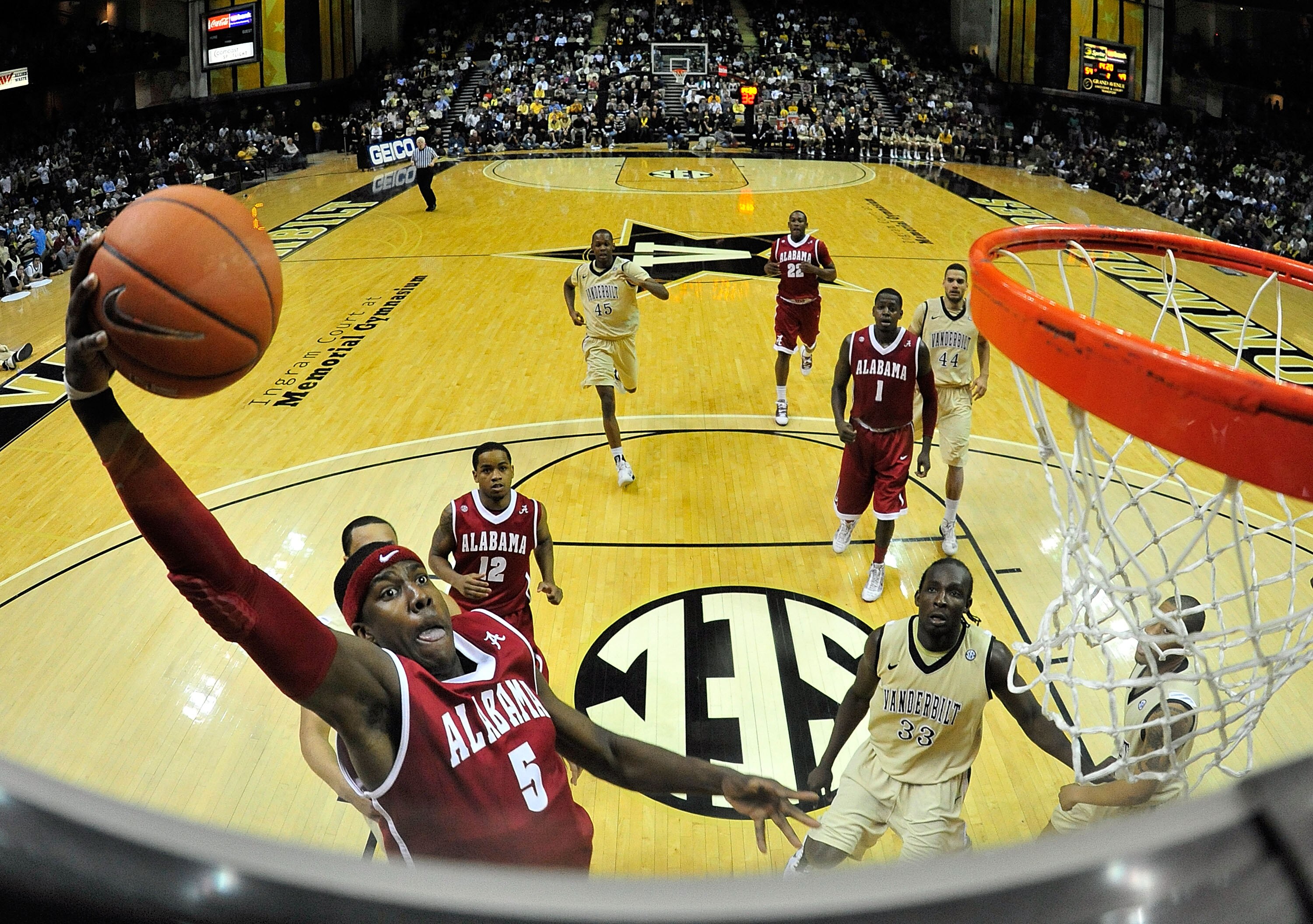 NASHVILLE, TN - FEBRUARY 10:  Tony Mitchell #5 of the Alabama Crimson Tide drives in for a dunk against the Vanderbilt Commodores at Memorial Gym on February 10, 2011 in Nashville, Tennessee. Vanderbilt won 81-77. (Photo by Grant Halverson/Getty Images)