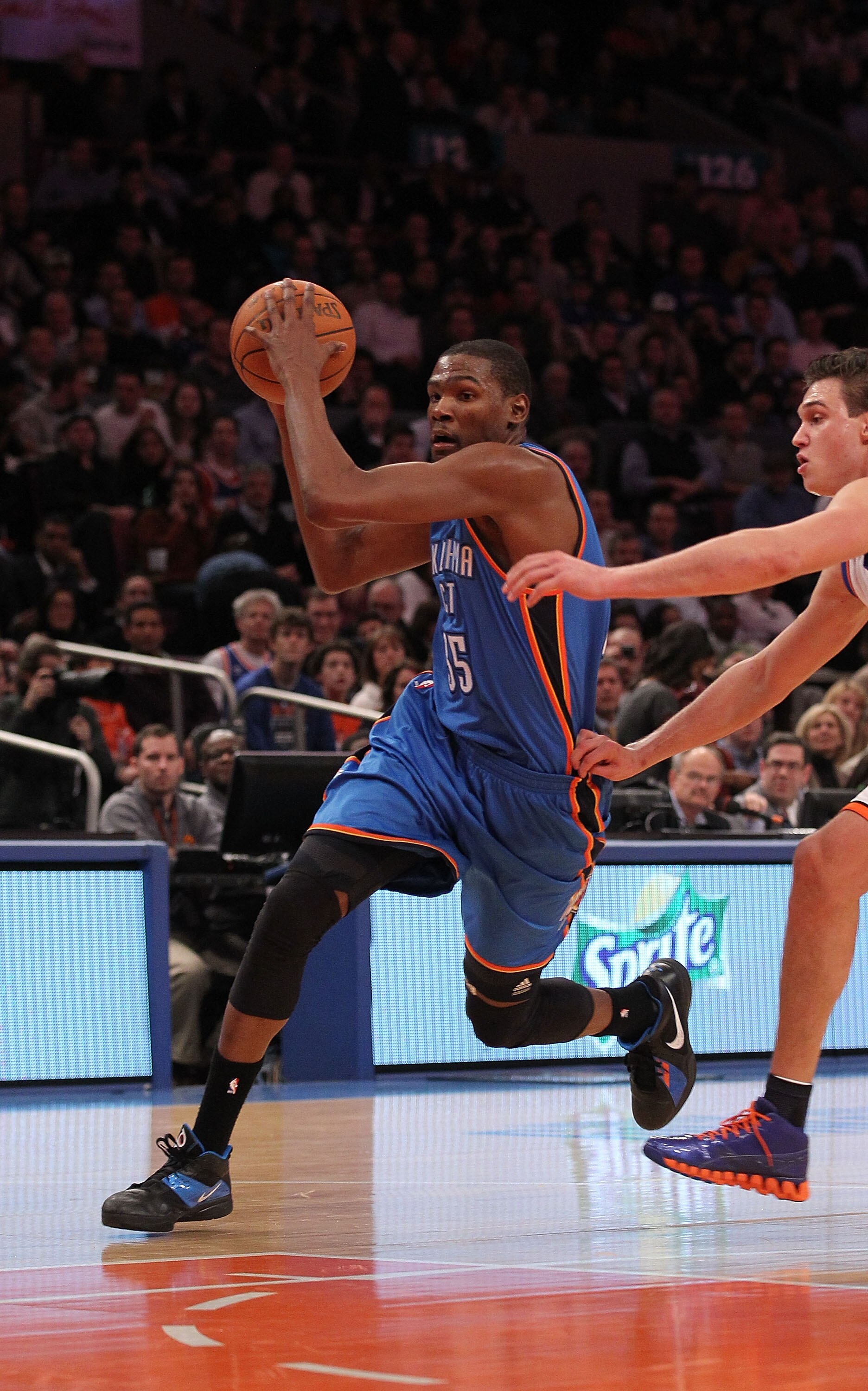 NEW YORK - DECEMBER 22: Kevin Durant #35 of the Oklahoma City Thunder in action against the New York Knicks at Madison Square Garden on December 22, 2010 in New York, New York. NOTE TO USER: User expressly acknowledges and agrees that, by downloading a NEW YORK - DECEMBER 22: Kevin Durant #35 of the Oklahoma City Thunder in action against the New York Knicks at Madison Square Garden on December 22, 2010 in New York, New York. NOTE TO USER: User expressly acknowledges and agrees that, by downloading a