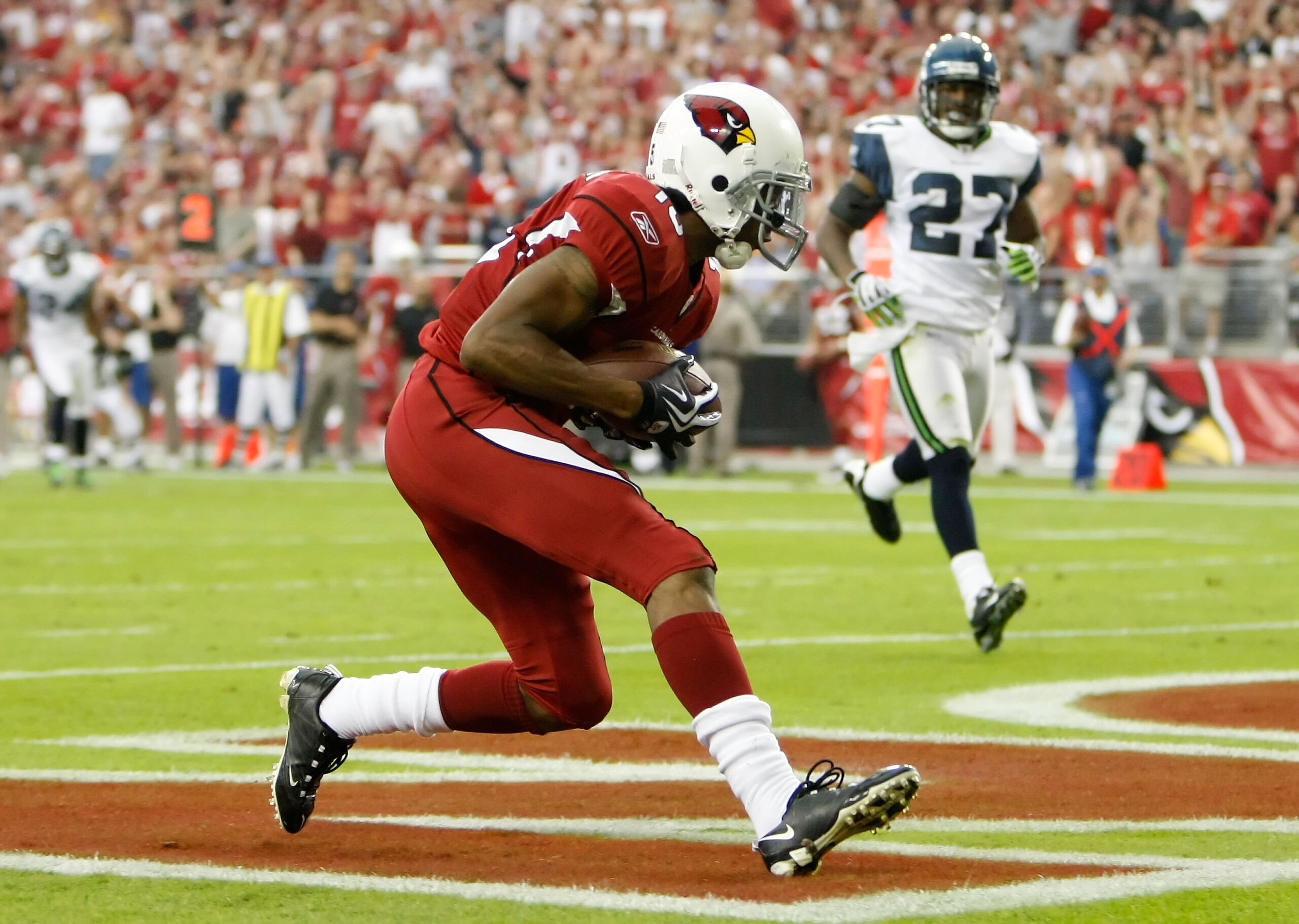 GLENDALE, AZ - NOVEMBER 15:  Steve Breaston #15 of the Arizona Cardinals catches a pass for a touchdown in the first half against the Seattle Seahawks at University of Phoenix Stadium on November 15, 2009 in Glendale, Arizona. The Cardinals defeated the S