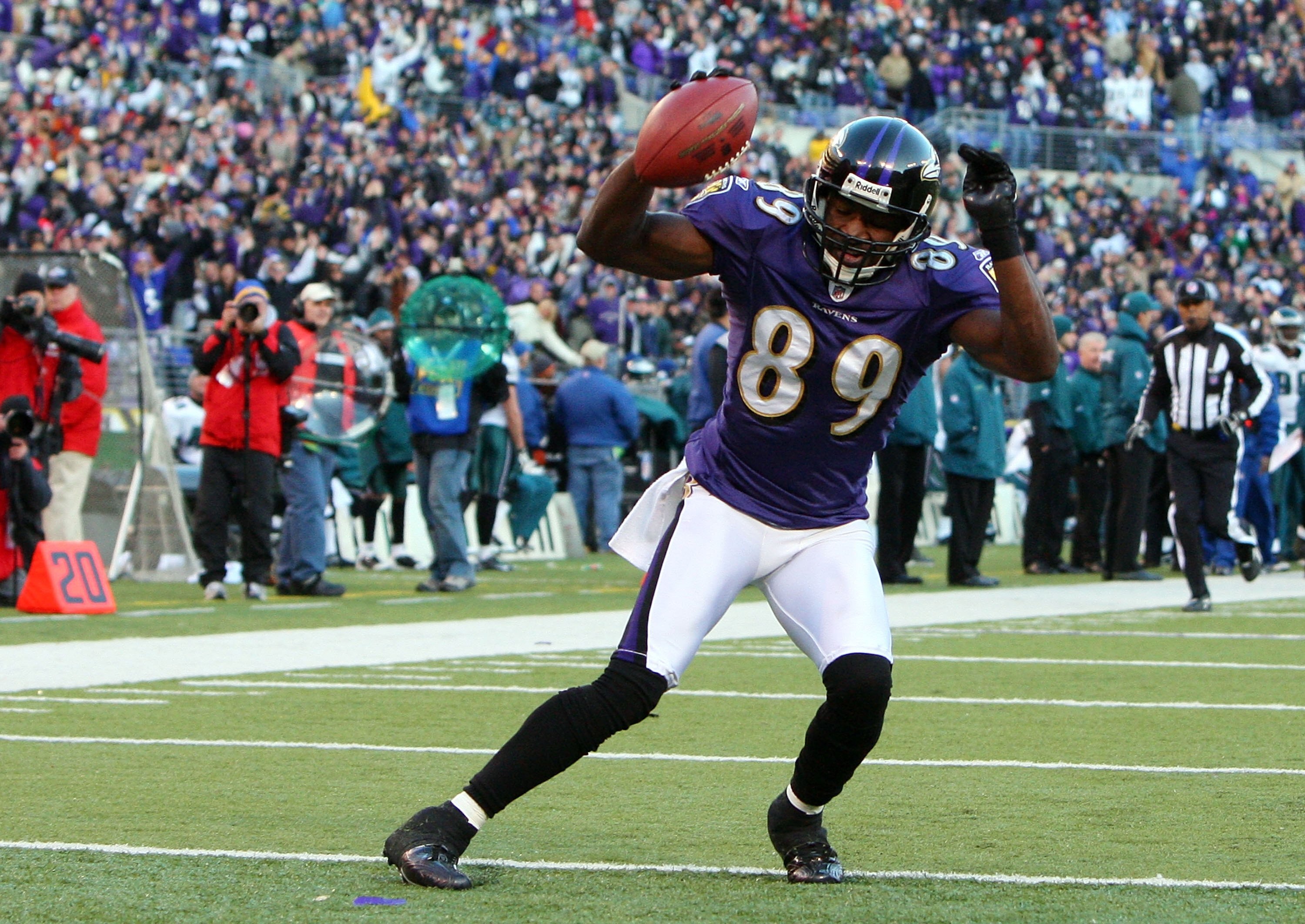 BALTIMORE - NOVEMBER 23:  Mark Clayton #89 of the Baltimore Ravens runs into the endzone for a touchdown against the Philadelphia Eagles on November 23, 2008 at M&T Bank Stadium in Baltimore, Maryland. The Ravens defeated the Eagles 36-7.  (Photo by Jim M