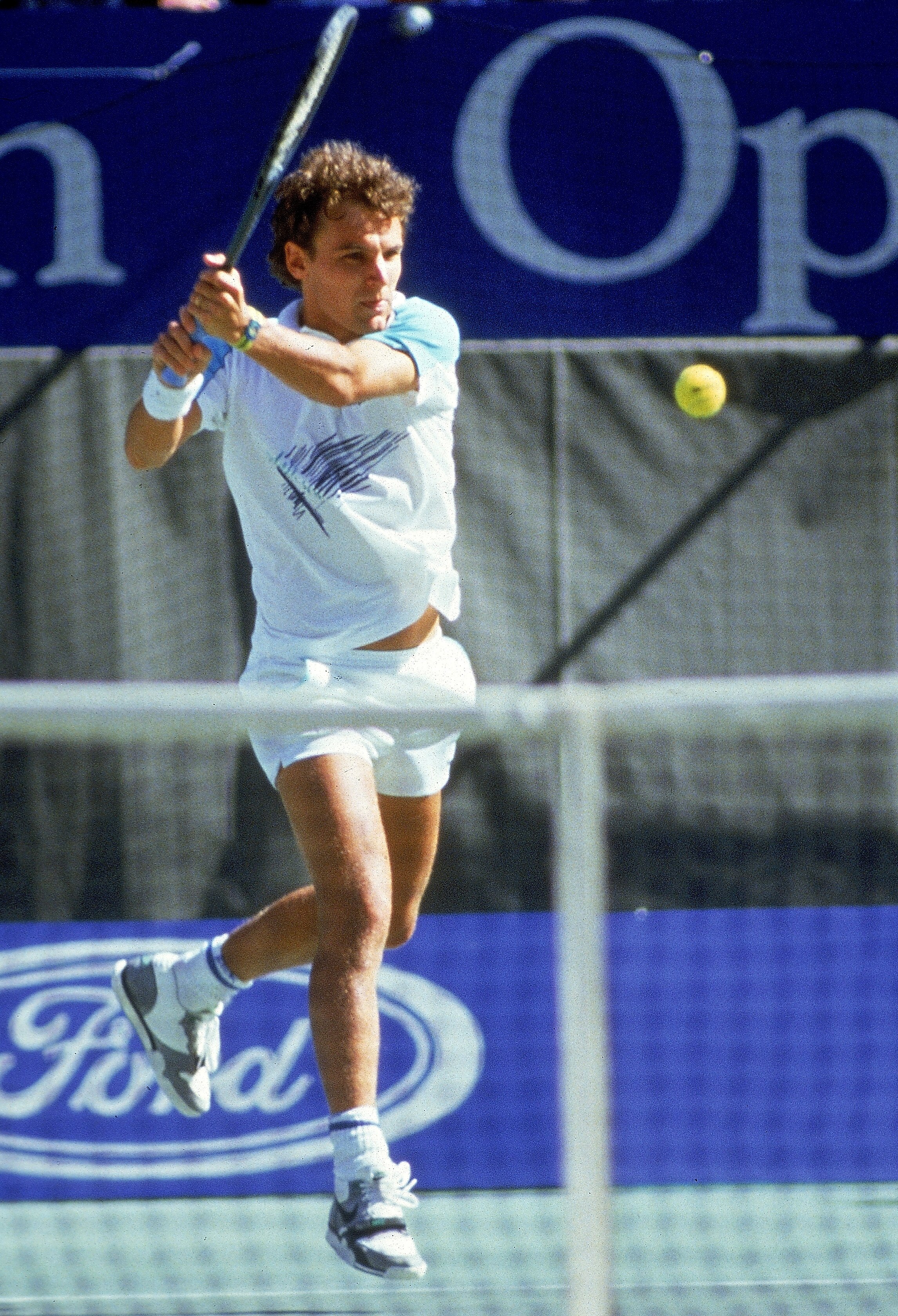 MELBOURNE, AUSTRALIA - 1988:  Mats Wilander of Sweden in action during the 1988 Ford Australian Open held in Melbourne, Australia. (Photo by Getty Images)