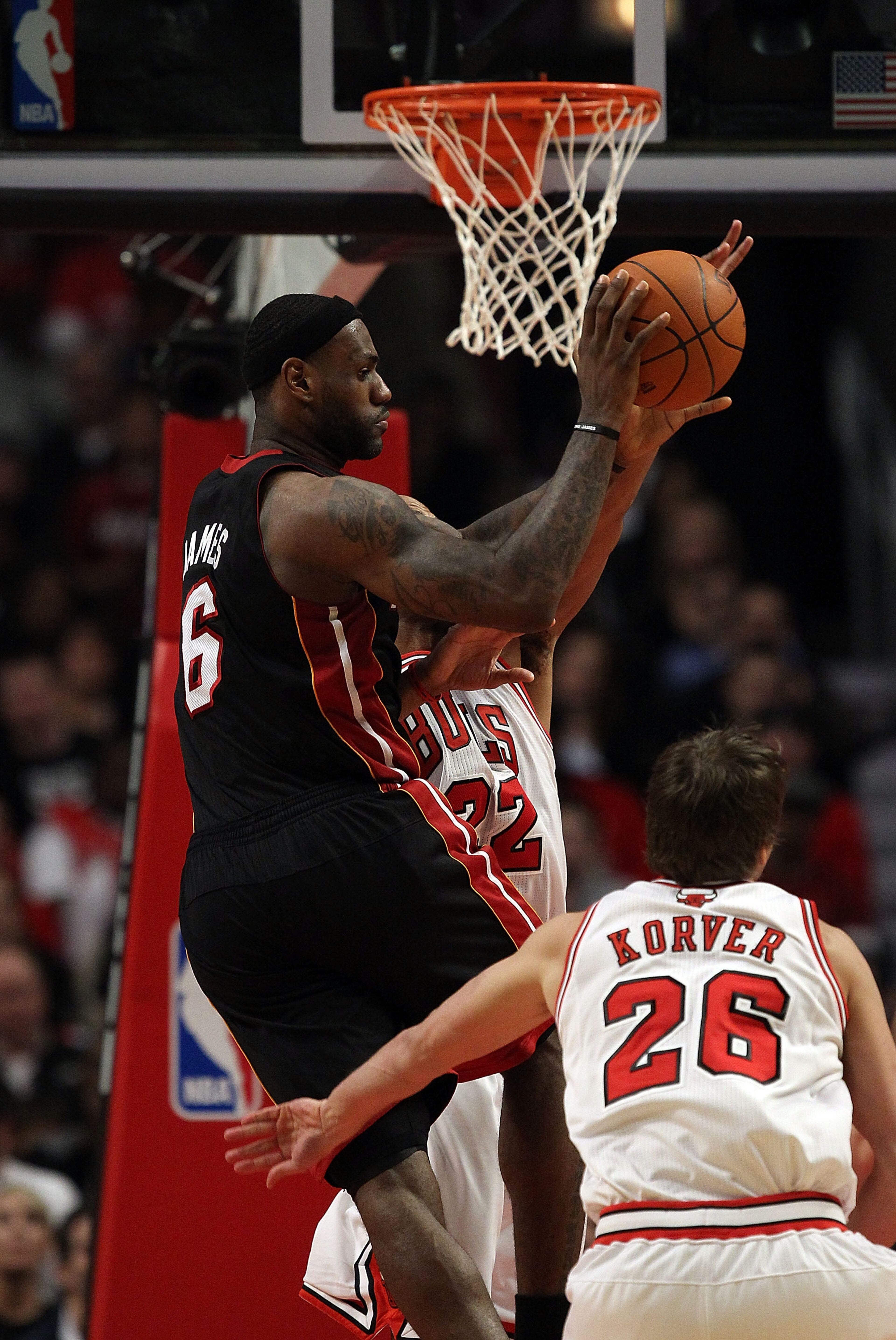 CHICAGO, IL - FEBRUARY 24: LeBron James #6 of the Miami Heat leaps to pass over Taj Gibson #22 and Kyle Korver #26 of the Chicago Bulls at the United Center on February 24, 2011 in Chicago, Illinois. The Bulls defeated the Heat 93-89. NOTE TO USER: User e CHICAGO, IL - FEBRUARY 24: LeBron James #6 of the Miami Heat leaps to pass over Taj Gibson #22 and Kyle Korver #26 of the Chicago Bulls at the United Center on February 24, 2011 in Chicago, Illinois. The Bulls defeated the Heat 93-89. NOTE TO USER: User e