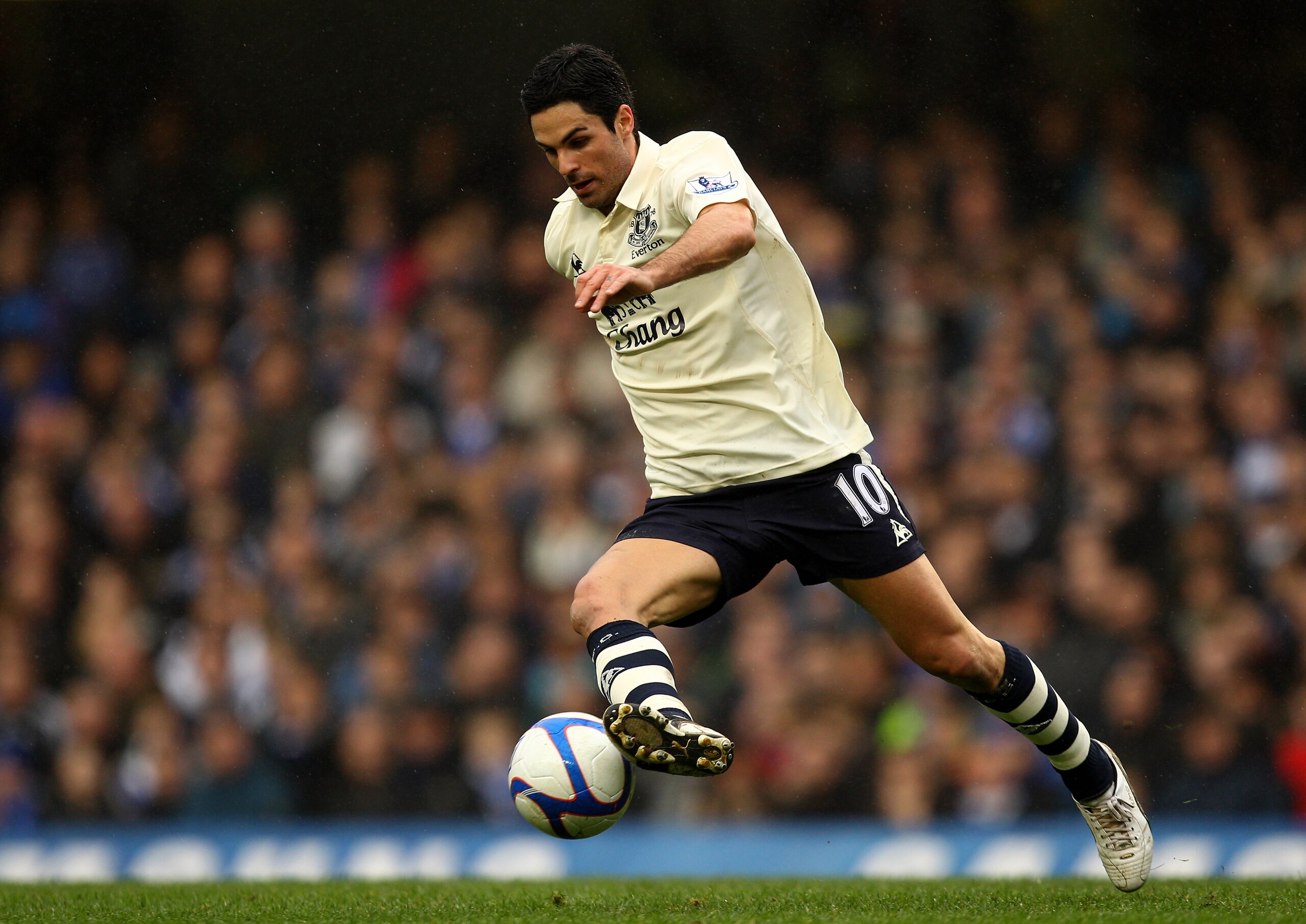 LONDON, ENGLAND - FEBRUARY 19:  Mikel Arteta of Everton controls the ball during the FA Cup sponsored by E.ON 4th round replay match between Chelsea and Everton at Stamford Bridge on February 19, 2011 in London, England.  (Photo by Richard Heathcote/Getty