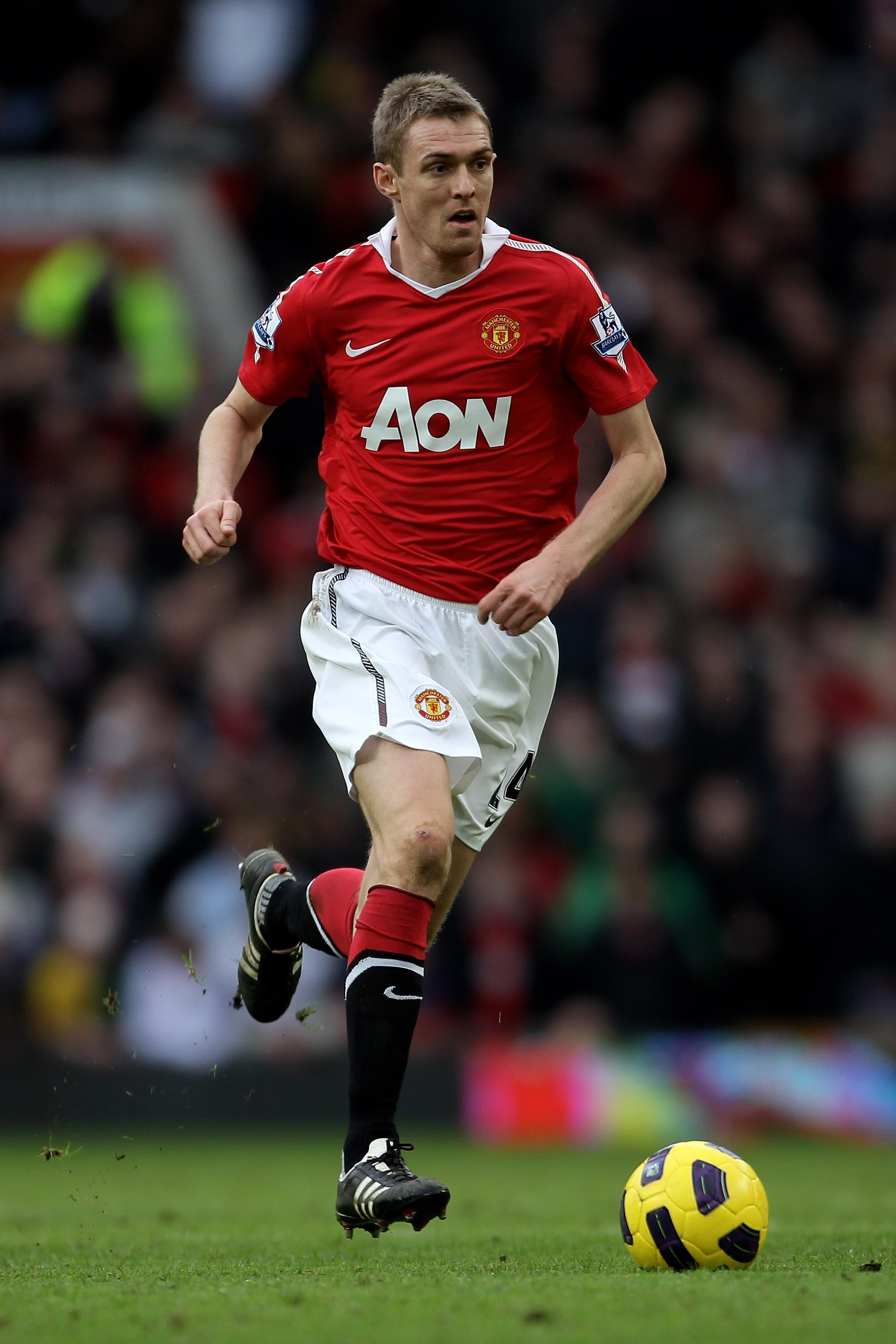 MANCHESTER, ENGLAND - FEBRUARY 12:  Darren Fletcher of Manchester United in action during the Barclays Premier League match between Manchester United and Manchester City at Old Trafford on February 12, 2011 in Manchester, England.  (Photo by Alex Livesey/
