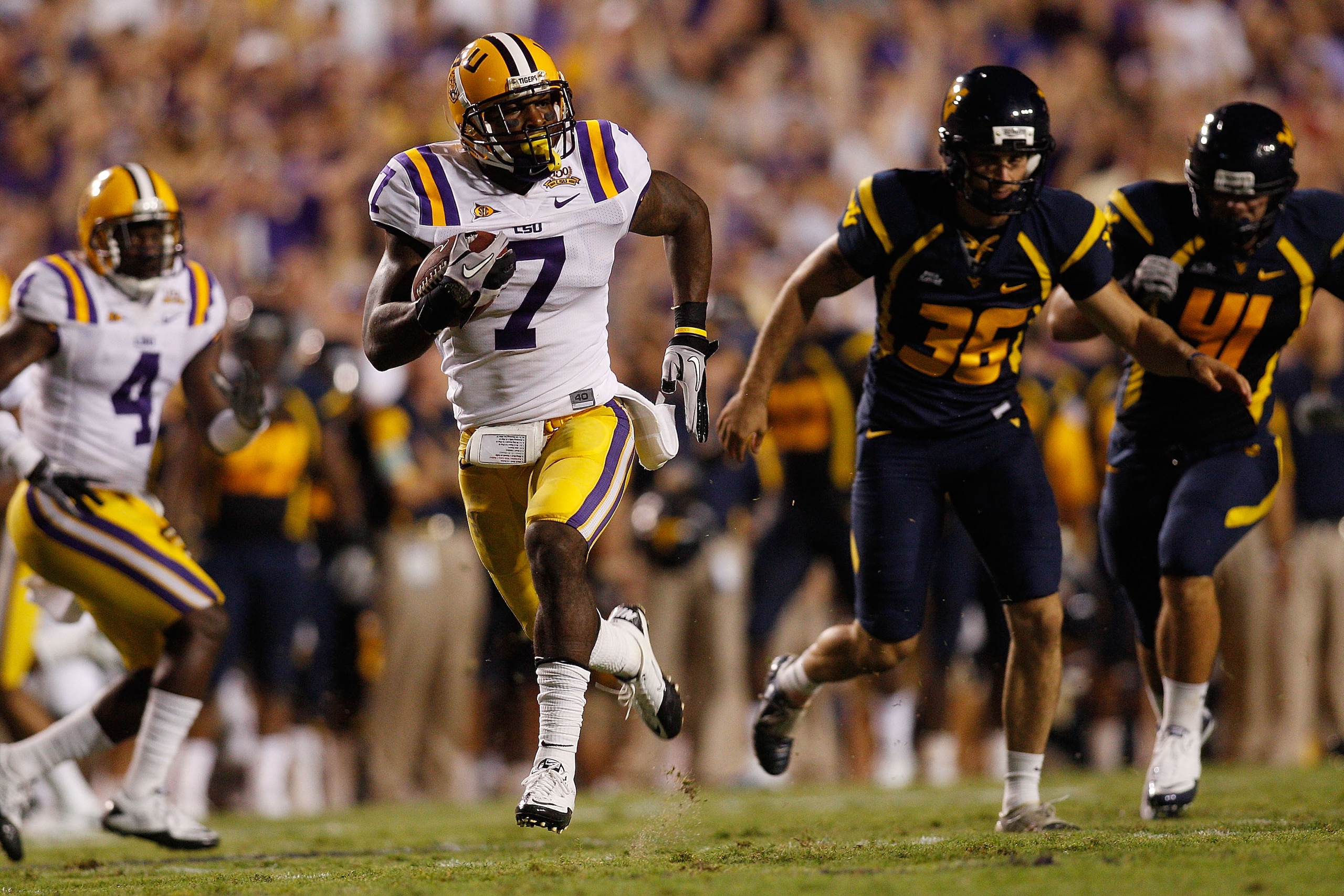BATON ROUGE, LA - SEPTEMBER 25:  Patrick Peterson #7 of the Louisiana State Univeristy Tigers runs for a touchdown against the West Virginia Mountaineers at Tiger Stadium on September 25, 2010 in Baton Rouge, Louisiana.  (Photo by Chris Graythen/Getty Ima