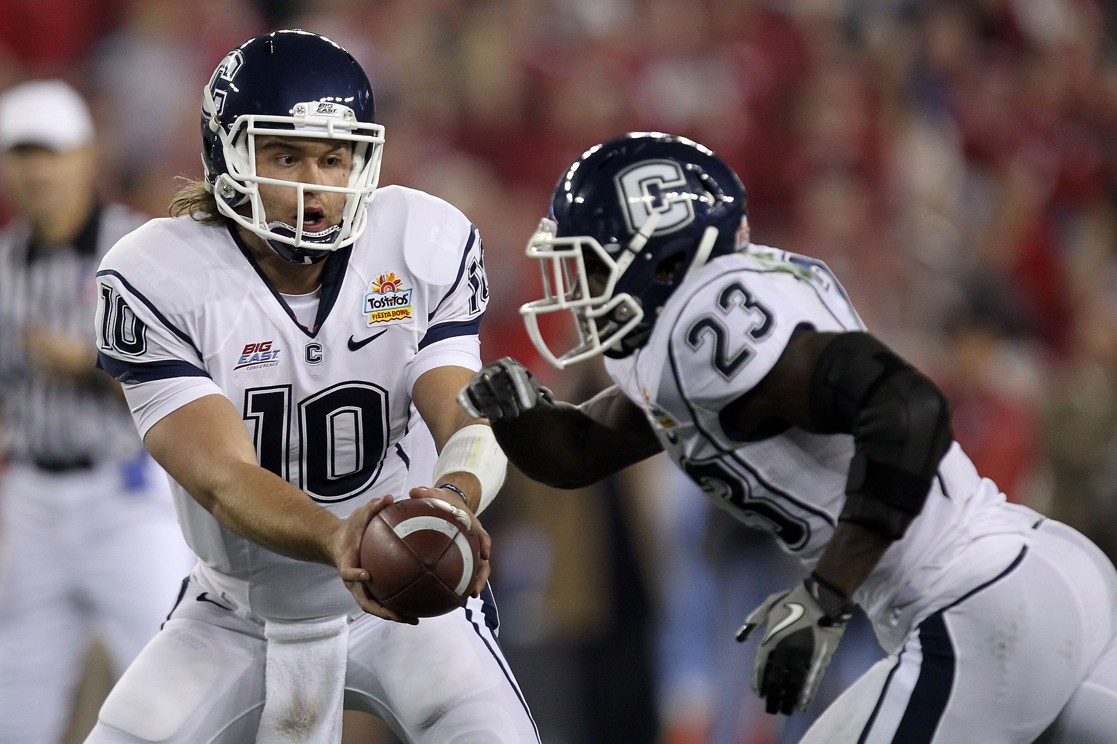 GLENDALE, AZ - JANUARY 01: Zach Frazer #10 of the Connecticut Huskies hands the ball off to Jordan Todman #23 against the Oklahoma Sooners during the Tostitos Fiesta Bowl at the Universtity of Phoenix Stadium on January 1, 2011 in Glendale, Arizona. (P GLENDALE, AZ - JANUARY 01: Zach Frazer #10 of the Connecticut Huskies hands the ball off to Jordan Todman #23 against the Oklahoma Sooners during the Tostitos Fiesta Bowl at the Universtity of Phoenix Stadium on January 1, 2011 in Glendale, Arizona. (P