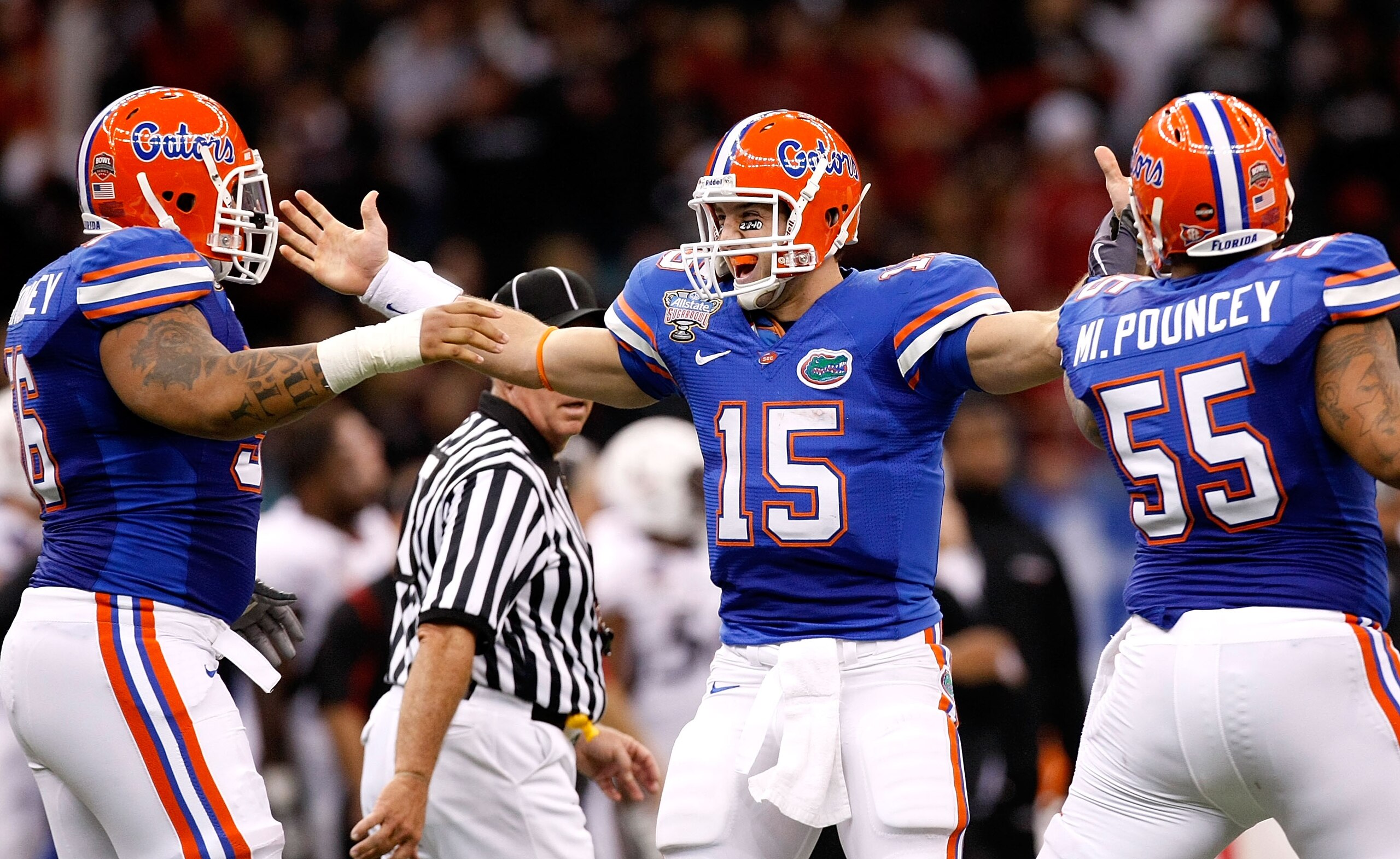 NEW ORLEANS - JANUARY 01:  Quarterback Tim Tebow #15 of the Florida Gators celebrates tossing a touchdown pass against the Cincinnati Bearcats with Maurice Pouncey #56 and Mike Pouncey #55 during the Allstate Sugar Bowl at the Louisana Superdome on Januar