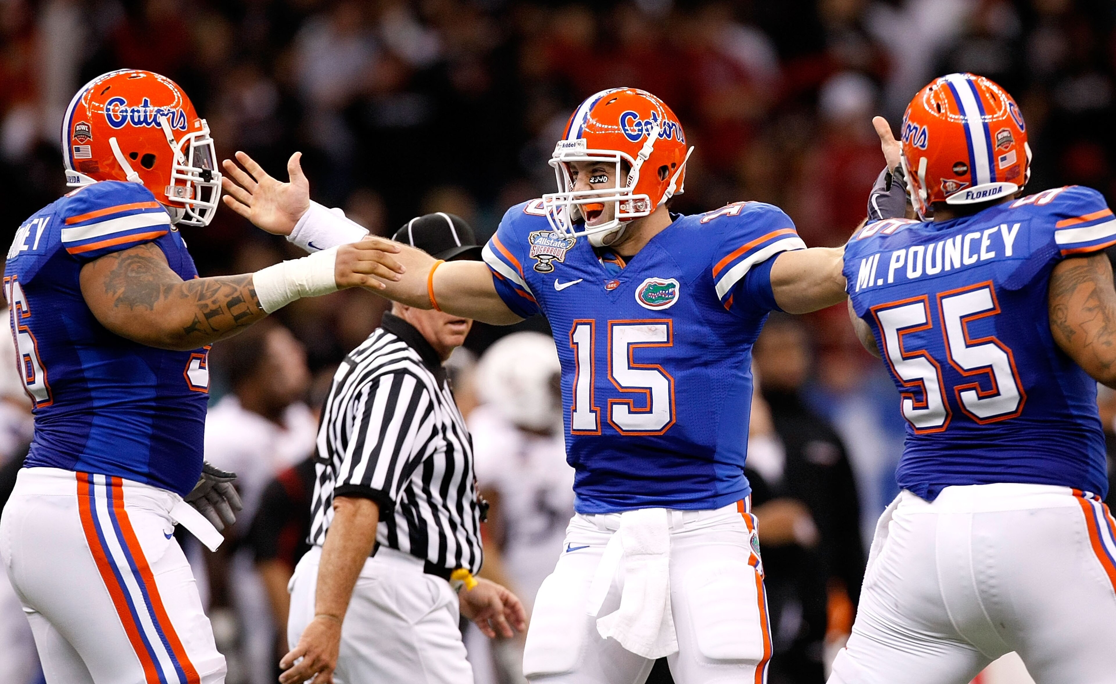NEW ORLEANS - JANUARY 01:  Quarterback Tim Tebow #15 of the Florida Gators celebrates tossing a touchdown pass against the Cincinnati Bearcats with Maurice Pouncey #56 and Mike Pouncey #55 during the Allstate Sugar Bowl at the Louisana Superdome on Januar