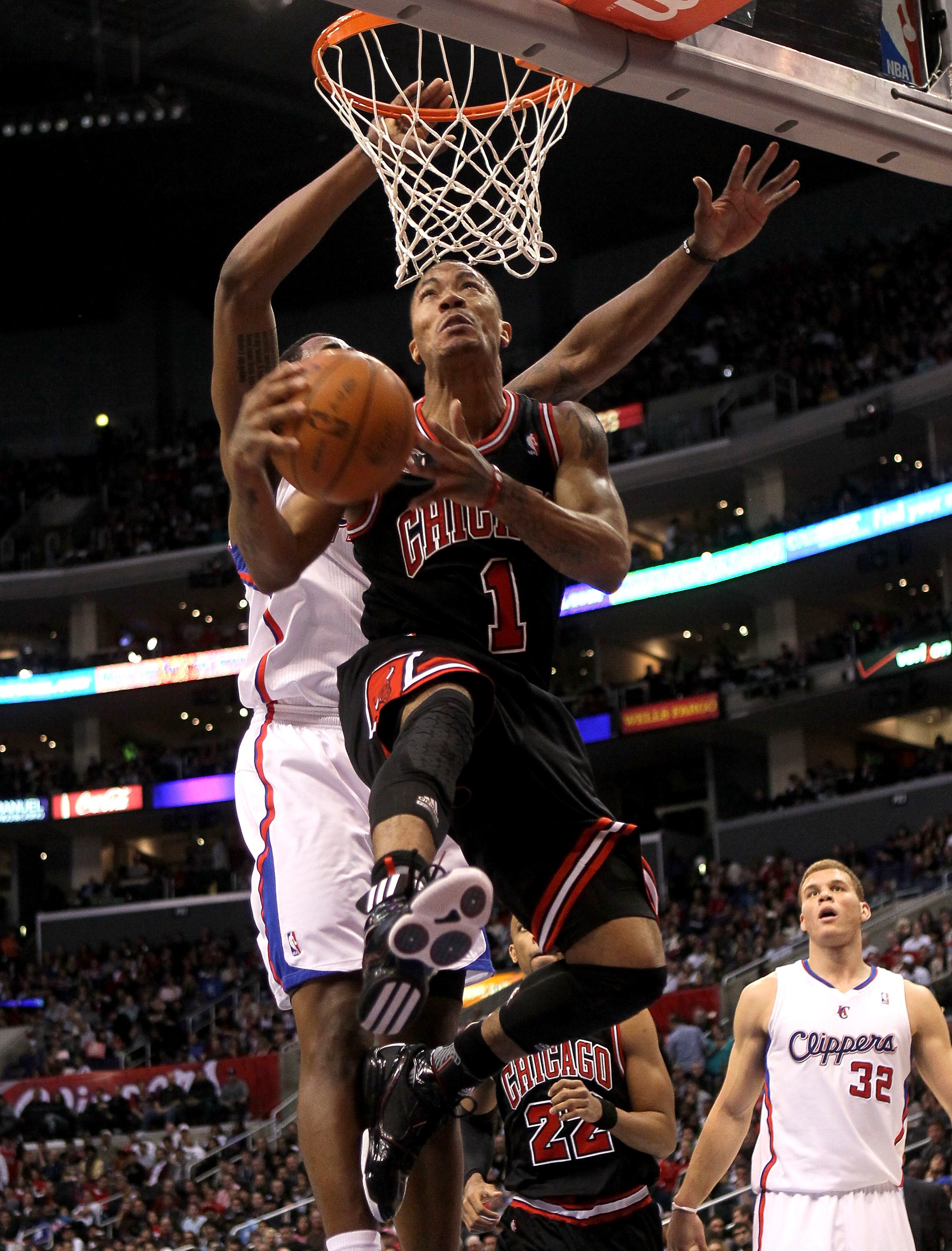 LOS ANGELES, CA - FEBRUARY 02:  Derrick Rose #1 of the Chicago Bulls goes up for a shot against the Los Angeles Clippers at Staples Center on February 2, 2011  in Los Angeles, California.  NOTE TO USER: User expressly acknowledges and agrees that, by down