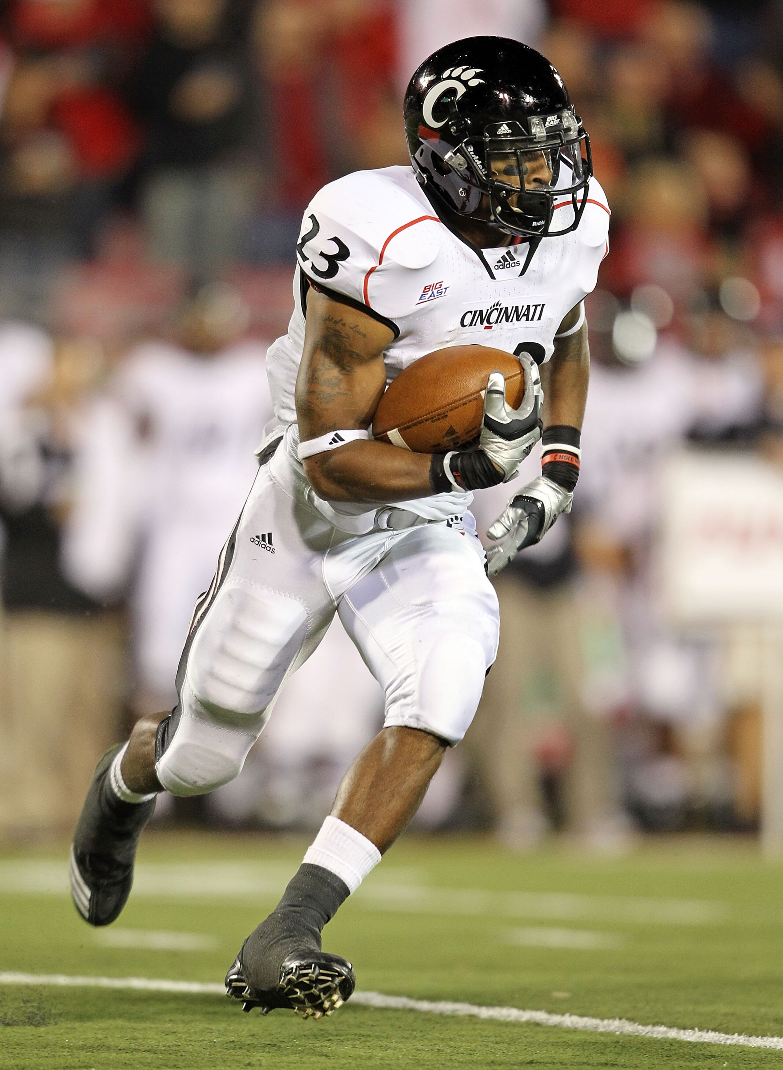 LOUISVILLE, KY - OCTOBER 15:  Isaiah Pead #23 of the Cincinnati Bearcats runs with the ball during the Big East Conference game against the Louisville Cardinals at Papa John's Cardinal Stadium on October 15, 2010 in Louisville, Kentucky.  (Photo by Andy L