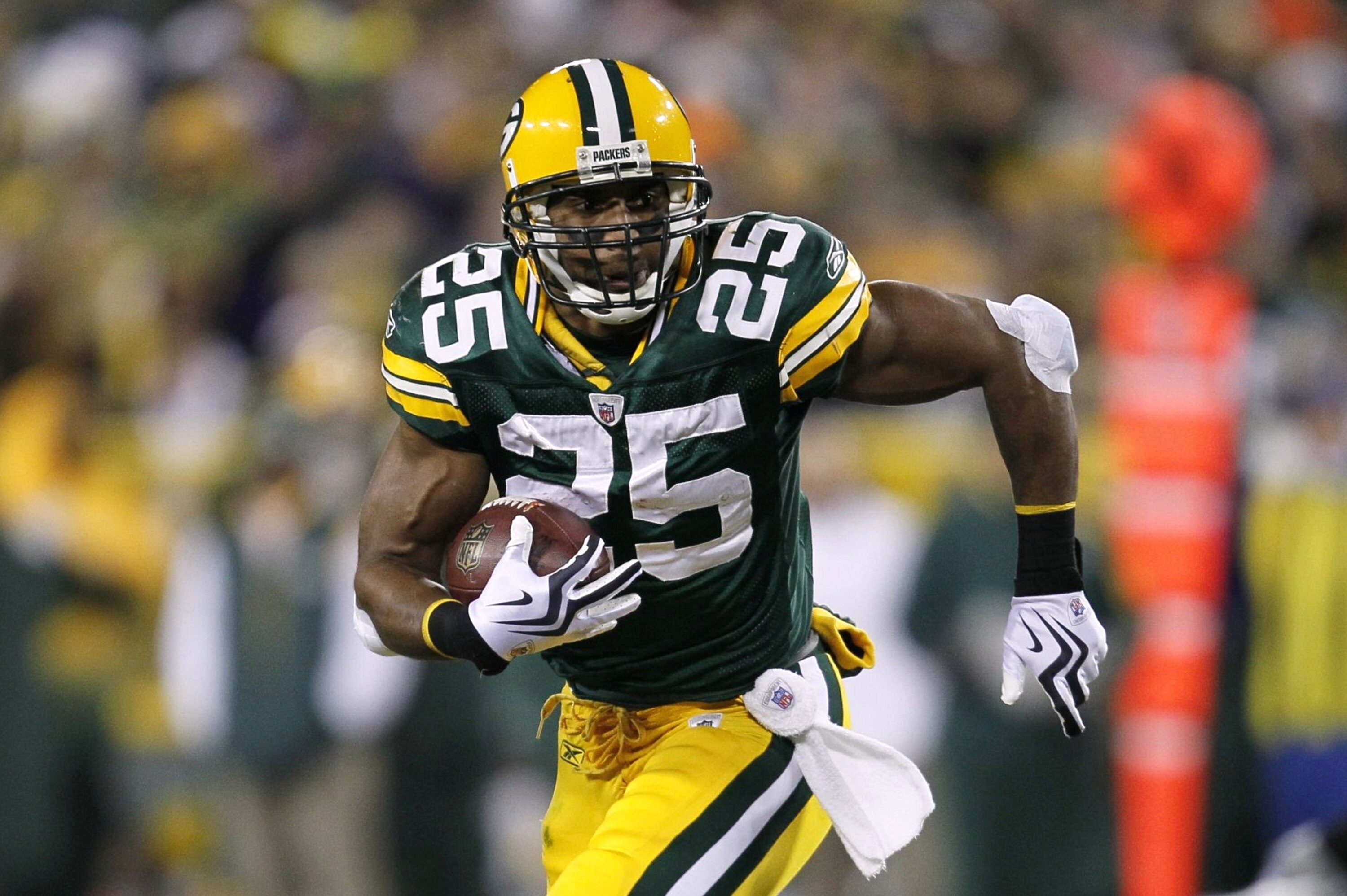 GREEN BAY, WI - DECEMBER 7: Ryan Grant #25 of the Green Bay Packers runs the ball in the first quarter against the Baltimore Ravens at Lambeau Field on December 7, 2009 in Green Bay, Wisconsin. (Photo by Jonathan Daniel/Getty Images) GREEN BAY, WI - DECEMBER 7: Ryan Grant #25 of the Green Bay Packers runs the ball in the first quarter against the Baltimore Ravens at Lambeau Field on December 7, 2009 in Green Bay, Wisconsin. (Photo by Jonathan Daniel/Getty Images)