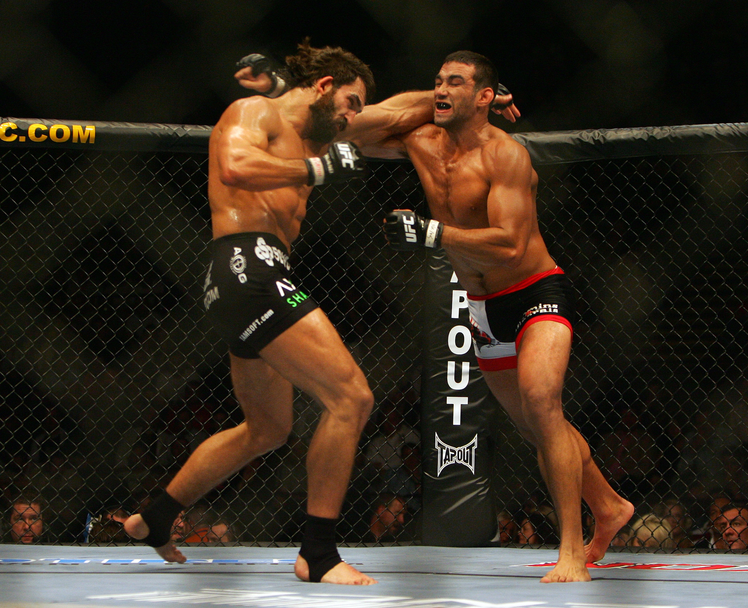 MANCHESTER, UNITED KINGDOM - APRIL 21: Andrei Arlovski of USA and Fabricio Werdum of Brazil in action during a Heavyweight bout of the Ultimate Fighting Championship at the Manchester Evening News Arena on April 21, 2007 in Manchester, England (Photo by G MANCHESTER, UNITED KINGDOM - APRIL 21: Andrei Arlovski of USA and Fabricio Werdum of Brazil in action during a Heavyweight bout of the Ultimate Fighting Championship at the Manchester Evening News Arena on April 21, 2007 in Manchester, England (Photo by G