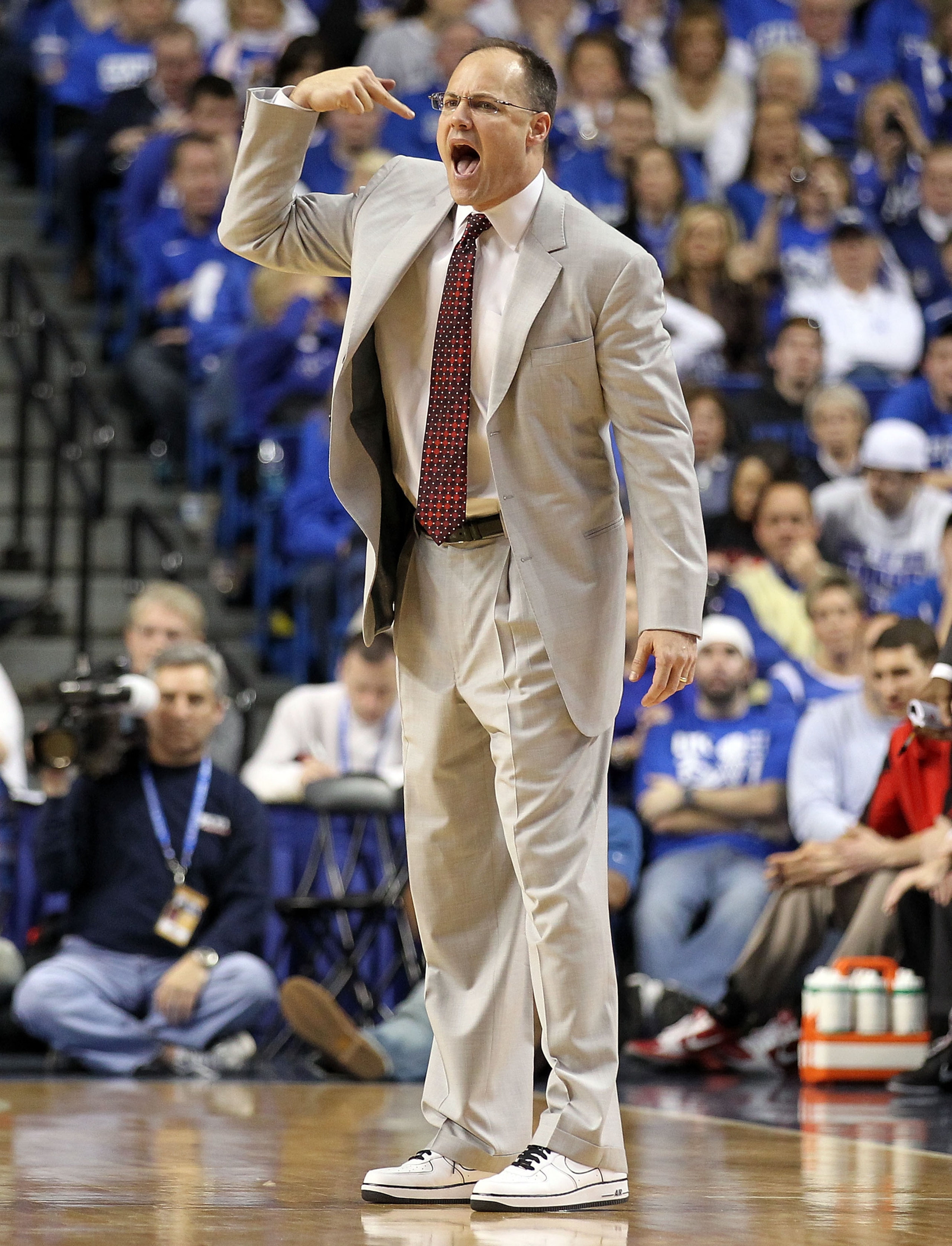LEXINGTON, KY - JANUARY 29: Mark Fox the Head Coach of the Georgia Bulldogs gives instructions to his team during the SEC game against the Kentucky Wildcats at Rupp Arena on January 29, 2011 in Lexington, Kentucky. Kentucky won 66-60.  (Photo by Andy Lyon