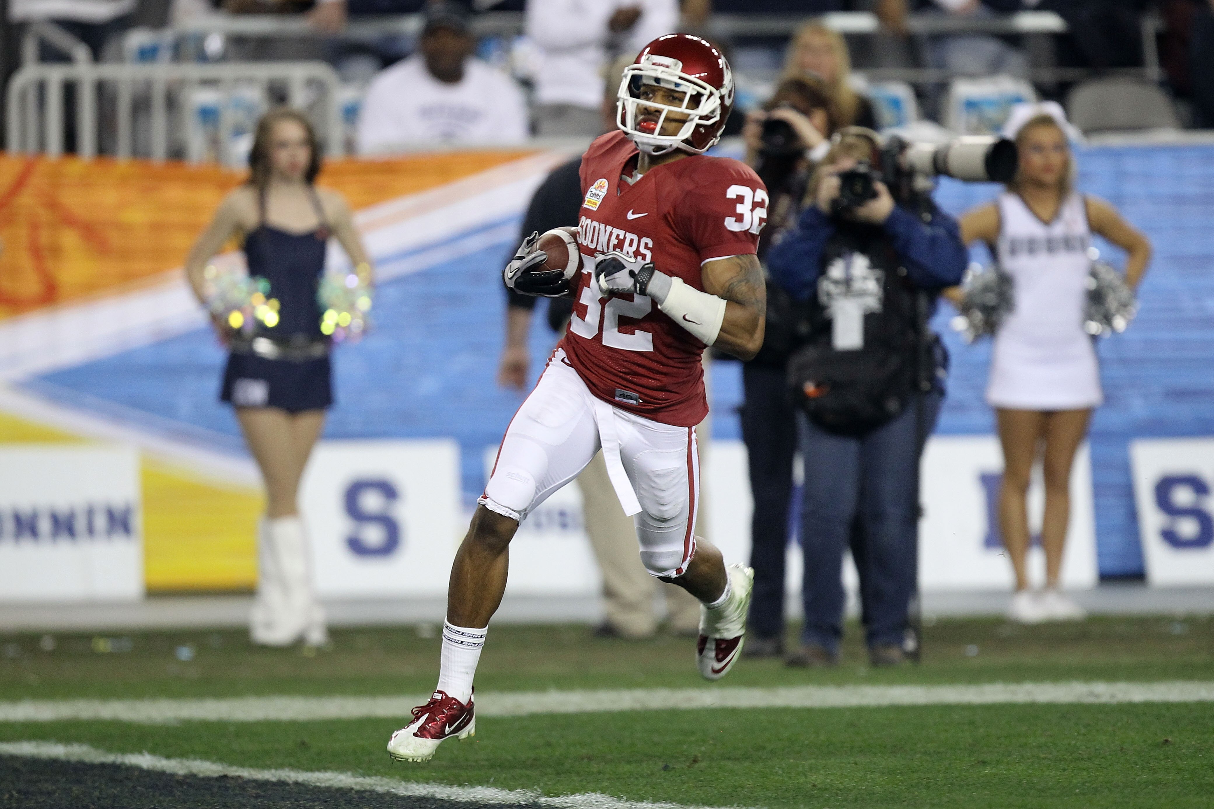 GLENDALE, AZ - JANUARY 01: Jamell Fleming #32 of the Oklahoma Sooners scores a touchdown on an interception return against the Connecticut Huskies during the Tostitos Fiesta Bowl at the Universtity of Phoenix Stadium on January 1, 2011 in Glendale, Arizo GLENDALE, AZ - JANUARY 01: Jamell Fleming #32 of the Oklahoma Sooners scores a touchdown on an interception return against the Connecticut Huskies during the Tostitos Fiesta Bowl at the Universtity of Phoenix Stadium on January 1, 2011 in Glendale, Arizo