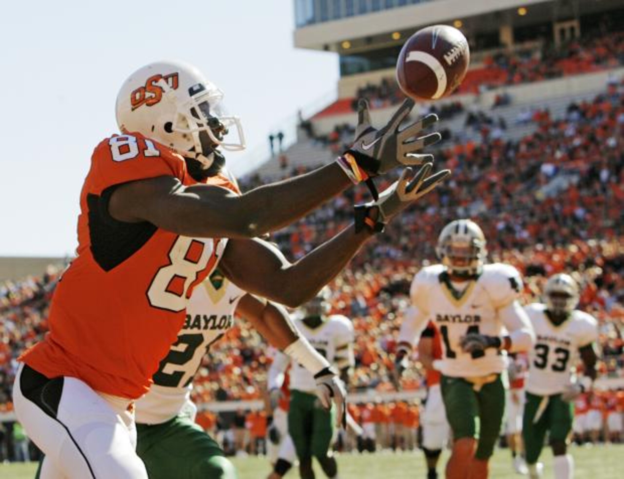 WR Justin Blackmon hauls in a pass against Baylor