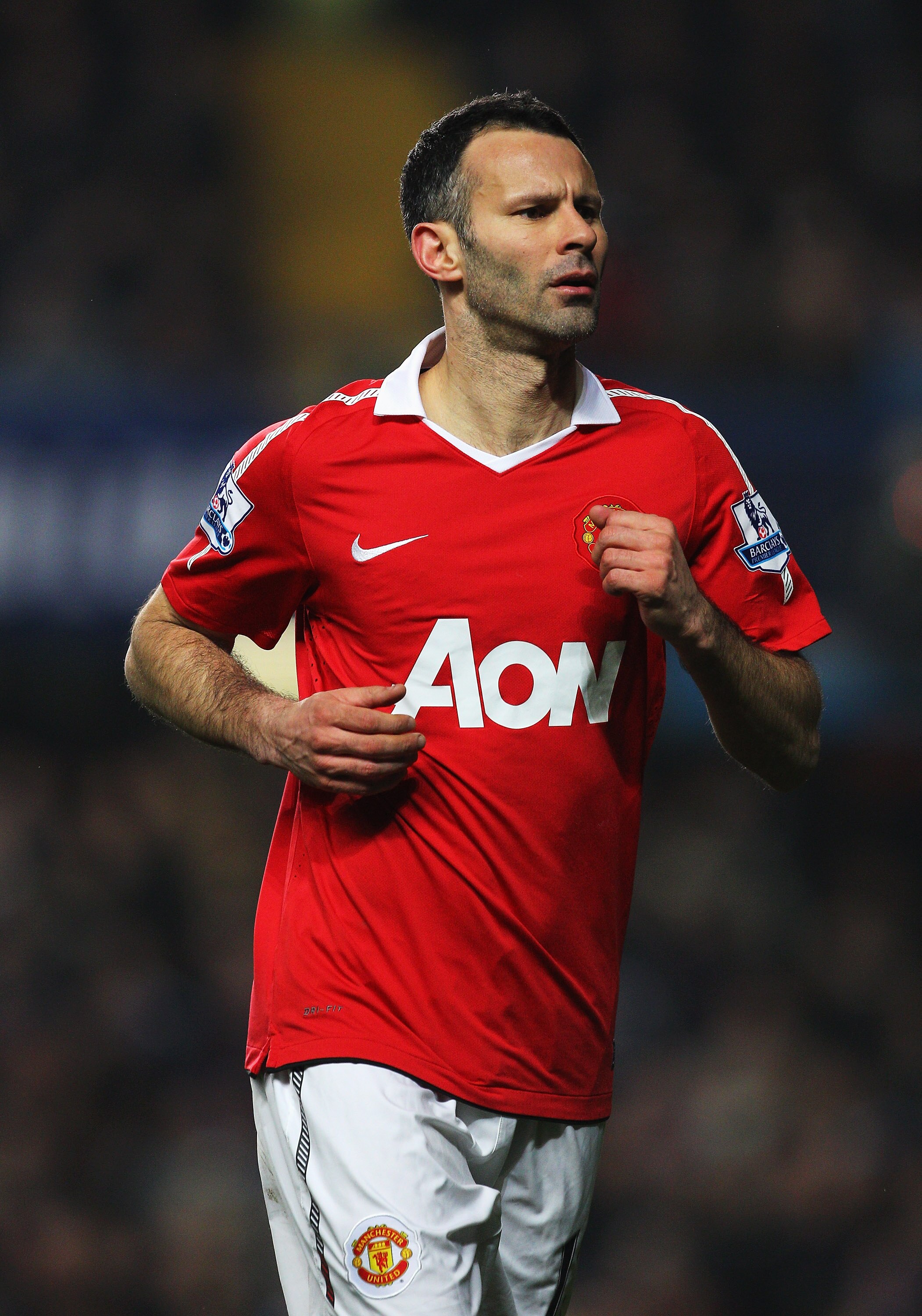 LONDON, ENGLAND - MARCH 01: Ryan Giggs of Manchester United in action during the Barclays Premier League match between Chelsea and Manchester United at Stamford Bridge on March 1, 2011 in London, England.  (Photo by Clive Rose/Getty Images)