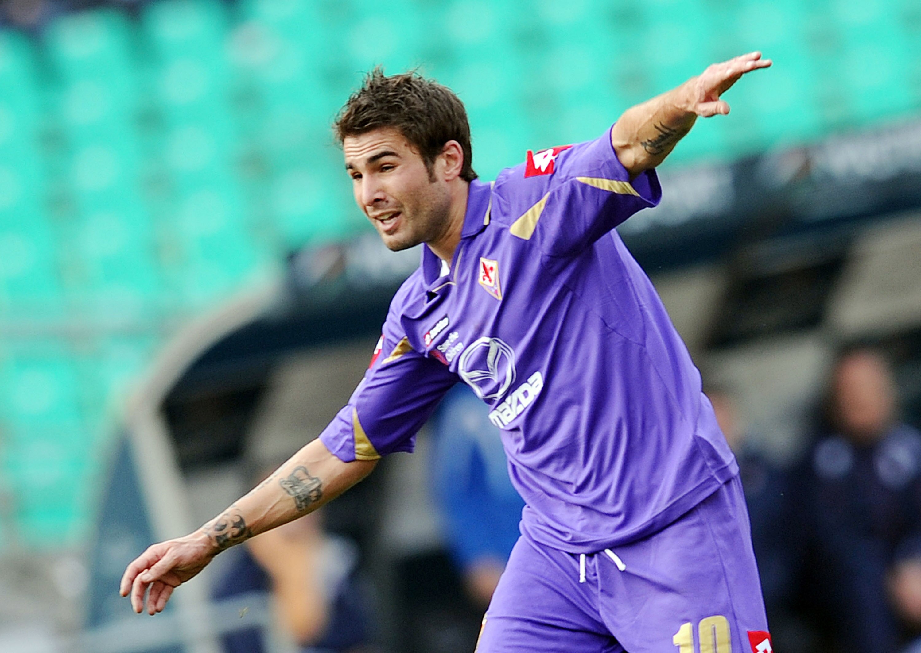 BARI, ITALY - FEBRUARY 27:  Adrian Mutu of Fiorentina in action during the Serie A match between AS Bari and ACF Fiorentina at Stadio San Nicola on February 27, 2011 in Bari, Italy.  (Photo by Giuseppe Bellini/Getty Images)