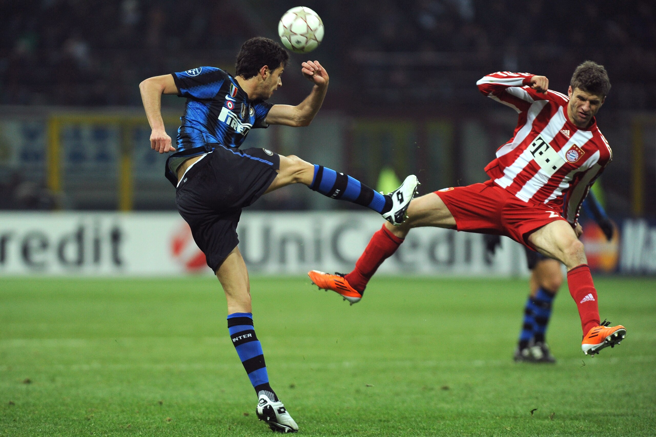 MILAN, ITALY - FEBRUARY 23:  Andrea Ranocchia of Inter Milan clashes with Thomas Muller of FC Bayern Muenchen during the UEFA Champions League round of 16 first leg match between Inter Milan v FC Bayern Muenchen on February 23, 2011 in Milan, Italy.  (Pho