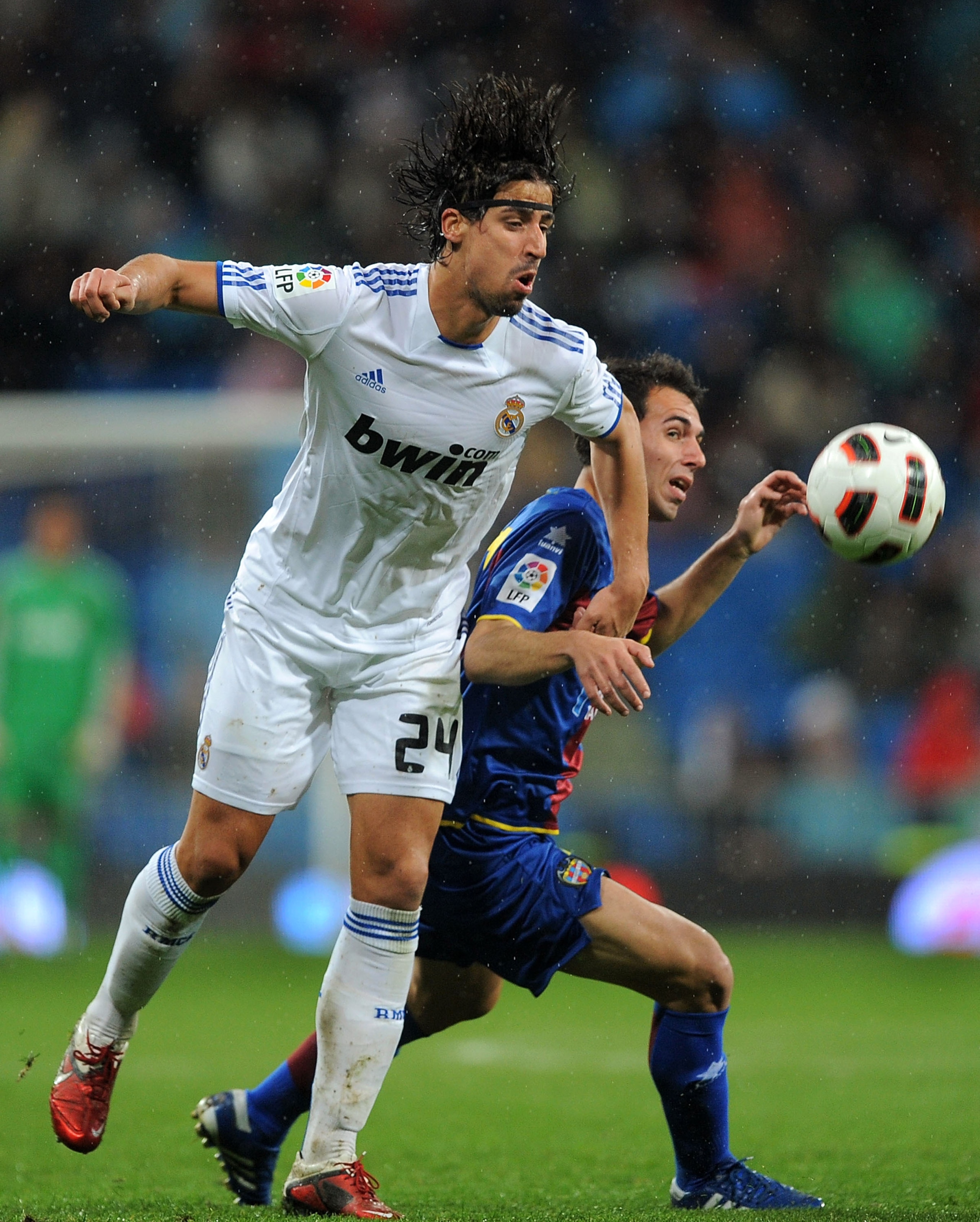 MADRID, SPAIN - FEBRUARY 19: Sami Khedira (L) of Real Madrid tackles Ruben Suarez of Levante during the  La Liga match between Real Madrid and Levante at Estadio Santiago Bernabeu on February 19, 2011 in Madrid, Spain.  (Photo by Denis Doyle/Getty Images)